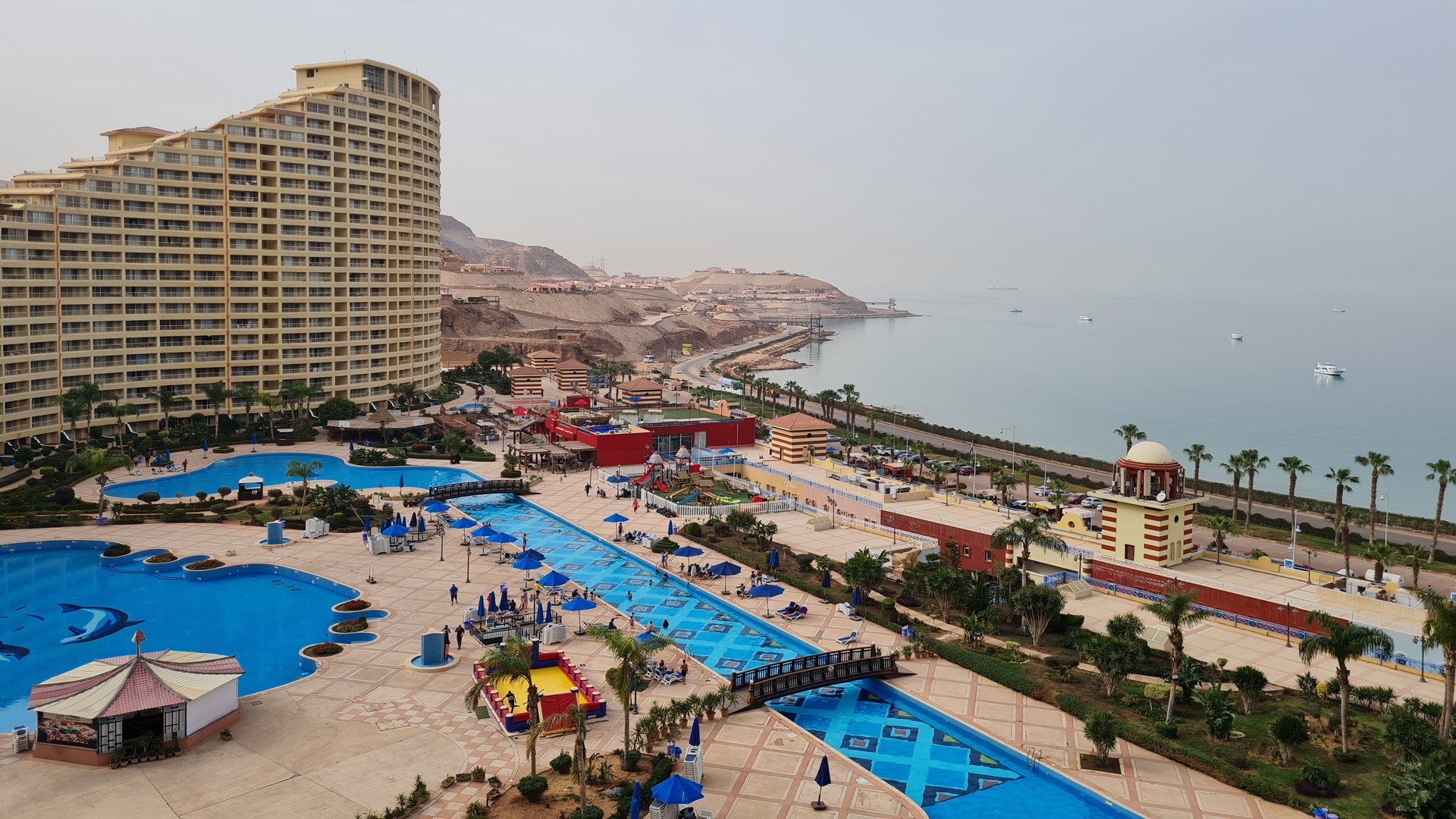 Вид на курорт Айн-Сохна и Красное море.