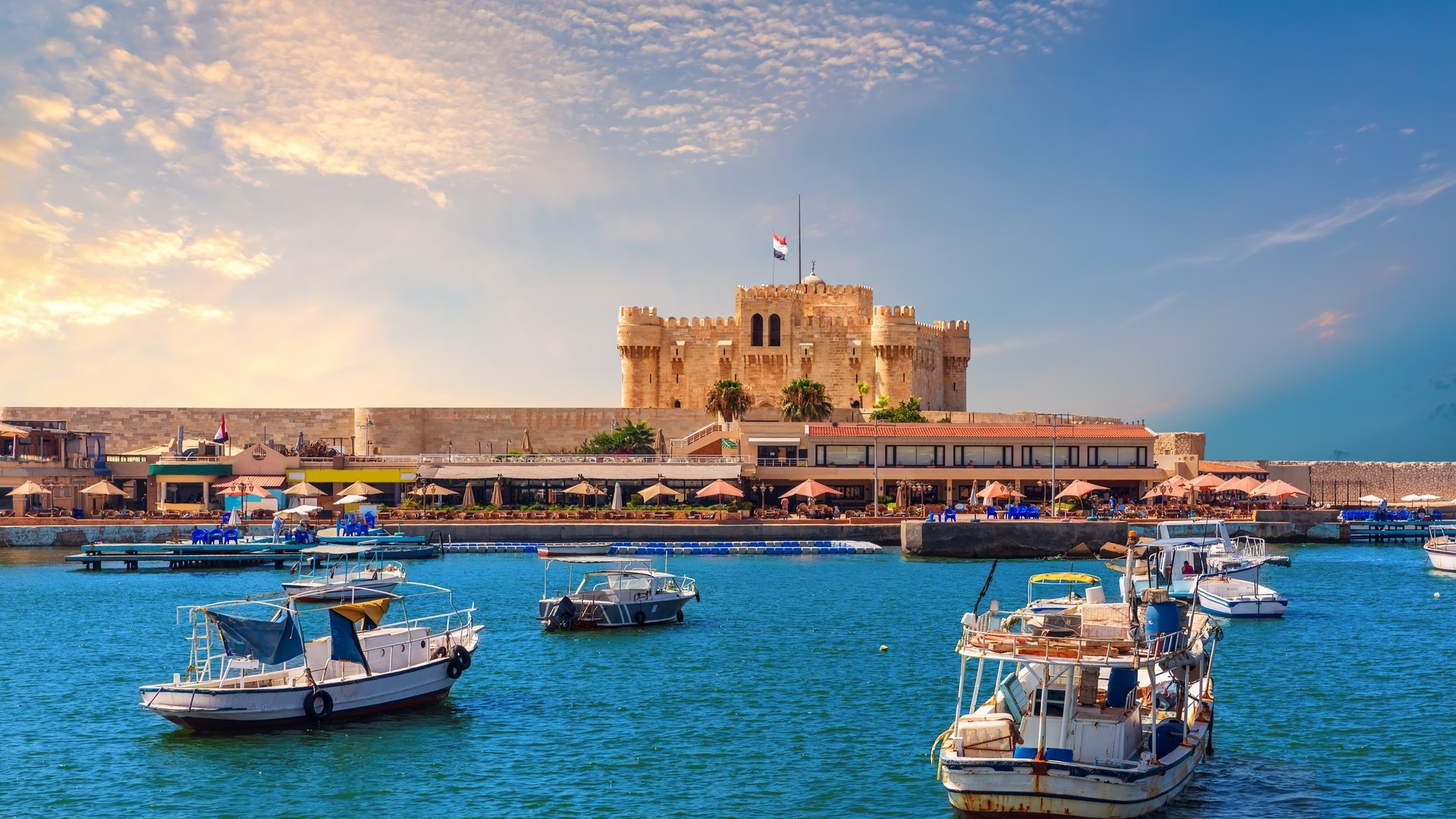 Лодки в гавани возле знаменитой цитадели Кайт-бей в Александрии.