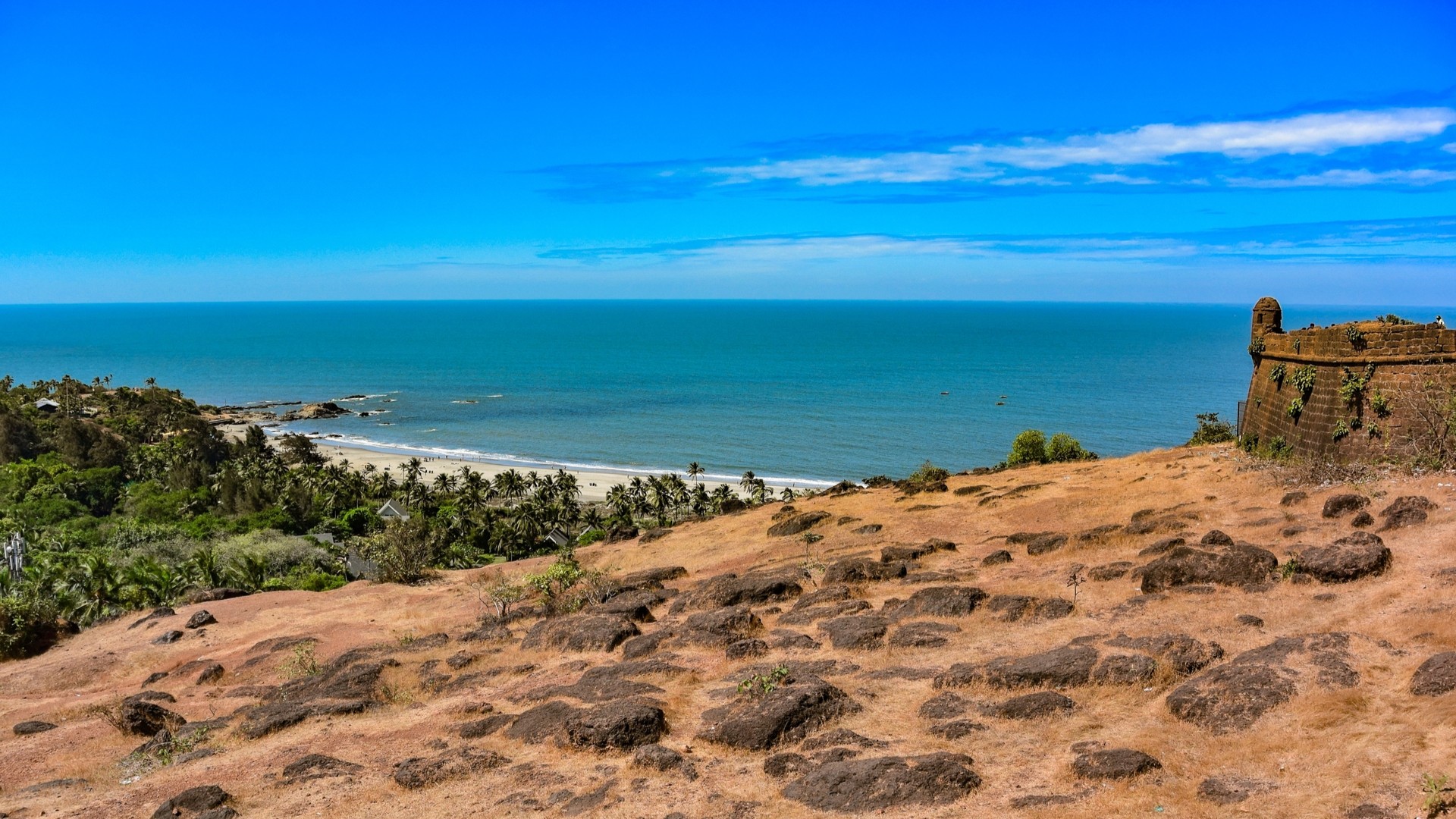 Вид на форт и пляж Чапора.