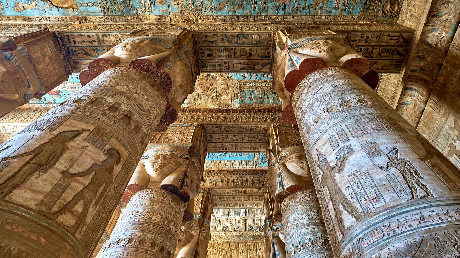 Колонны храма Дендера в Кена, Египет.