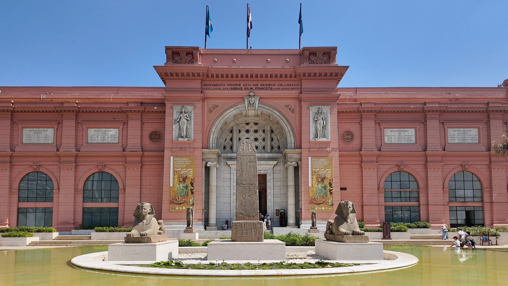 Фасад знаменитого Египетского музея на площади Тахрир, Каир.