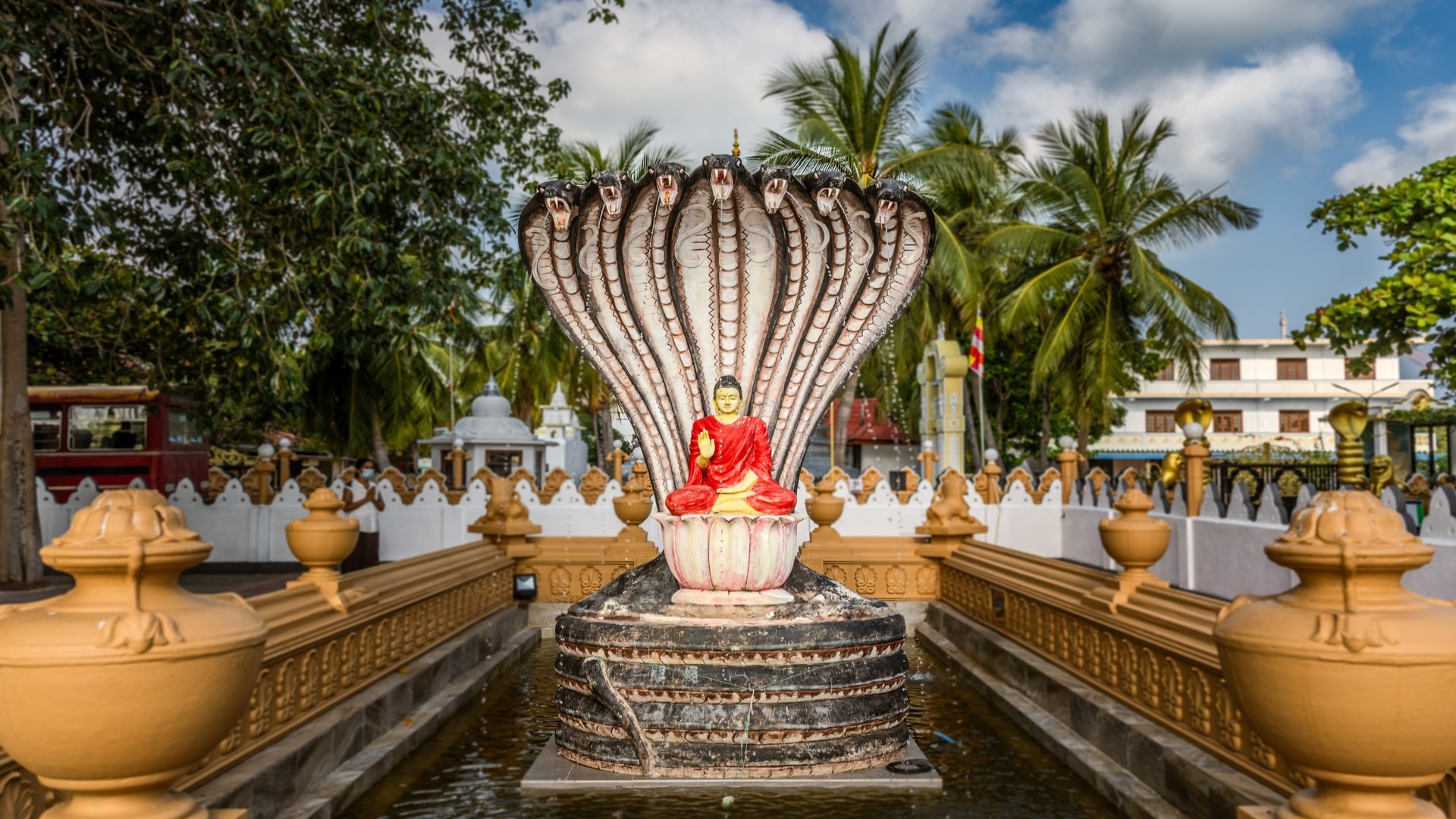 Изысканная статуя Будды под семиглавым змеем Нага в храме Нагадипа.
