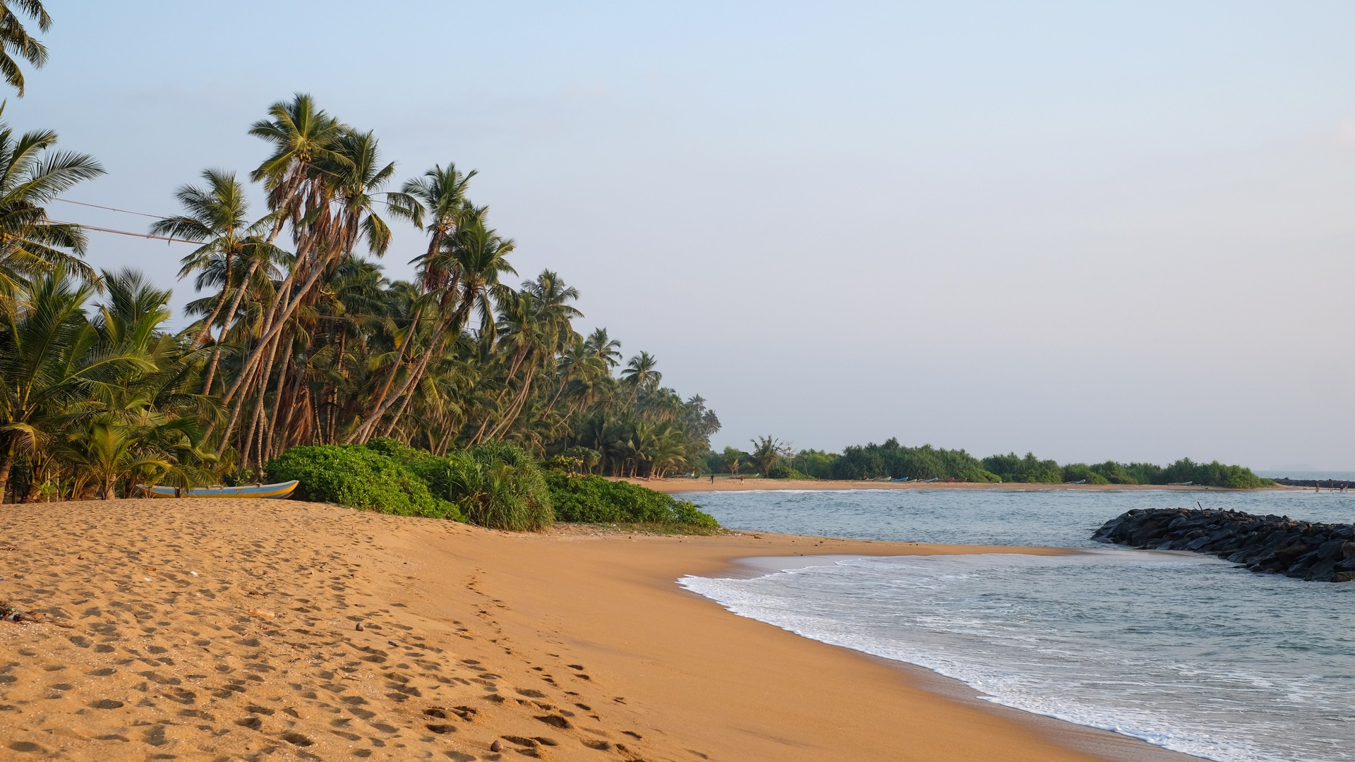 Тихий пляж Калутара.