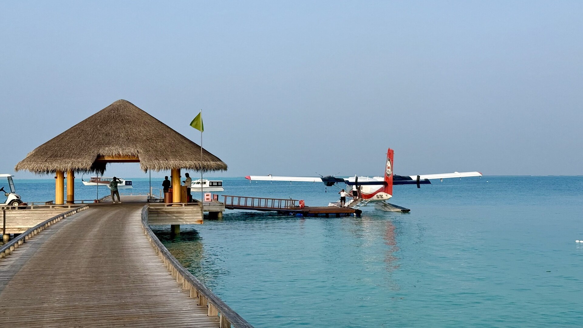 Сирру Фен Фуши в атолле Шавияни пассажиров ожидает гидросамолет.