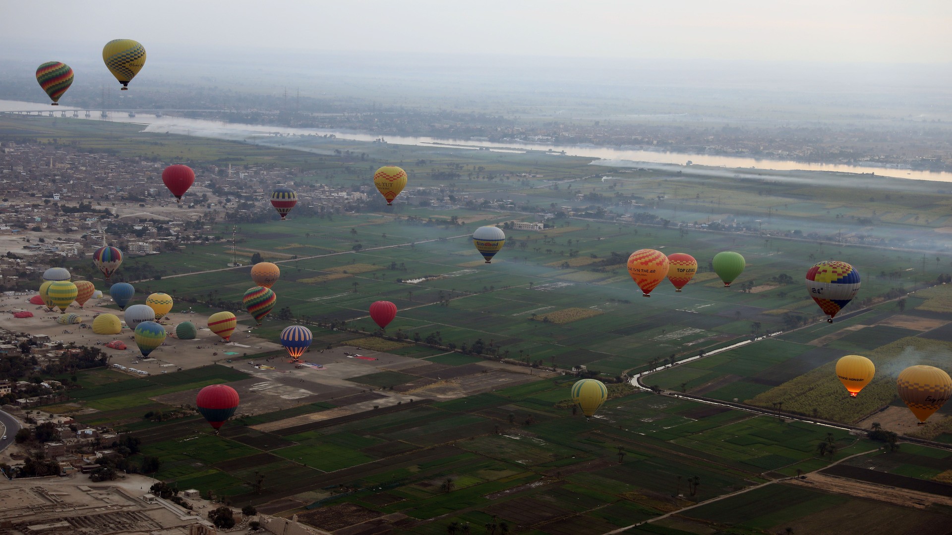 Воздушные шары пролетают над западным берегом реки Нил в Луксоре.