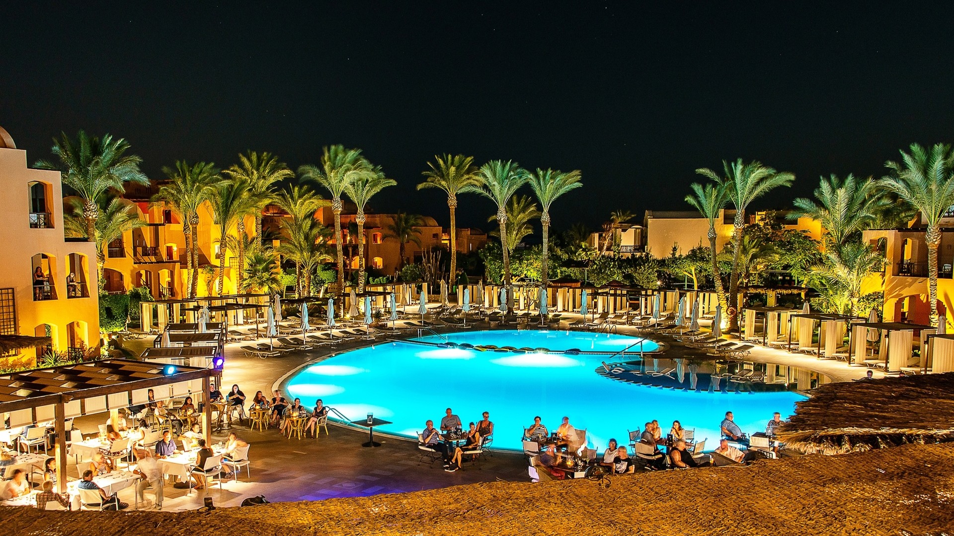 Туристы отдыхают у бассейна в отеле, Макади-Бей.