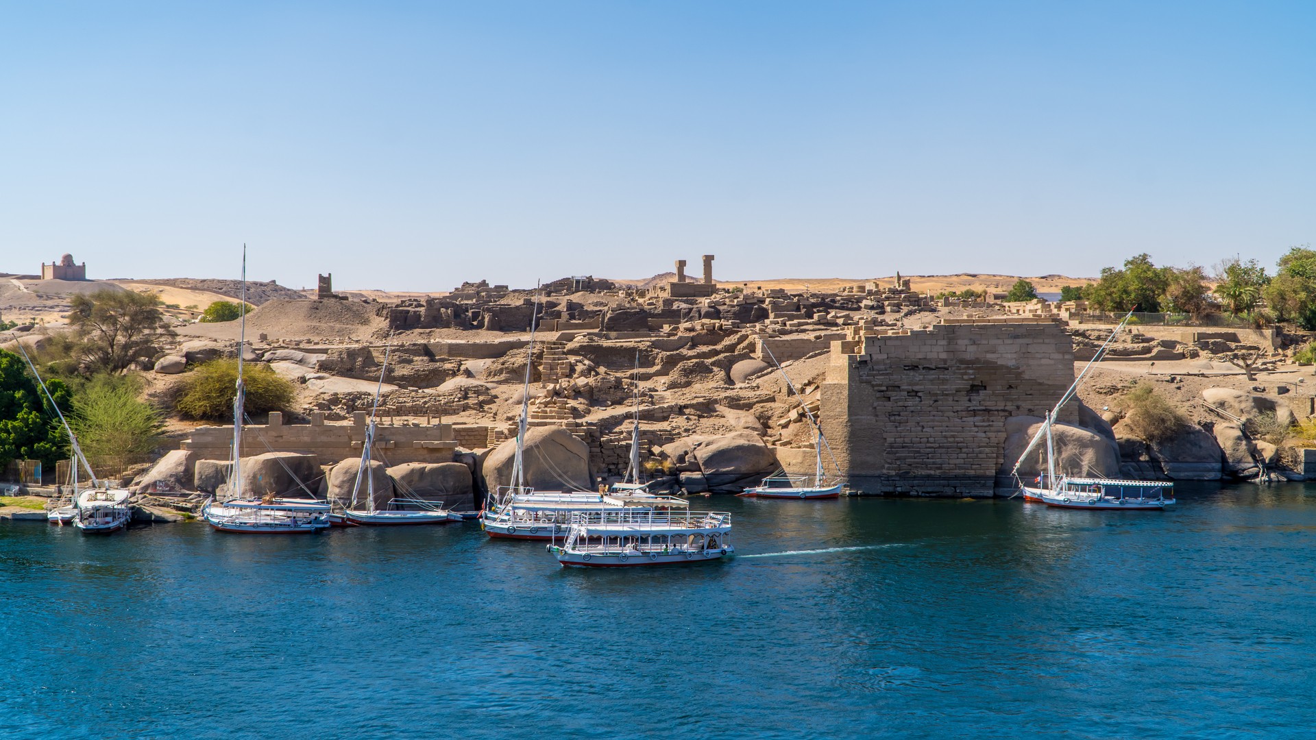 Лодки на Ниле с храмом на острове Элефантина на заднем плане.