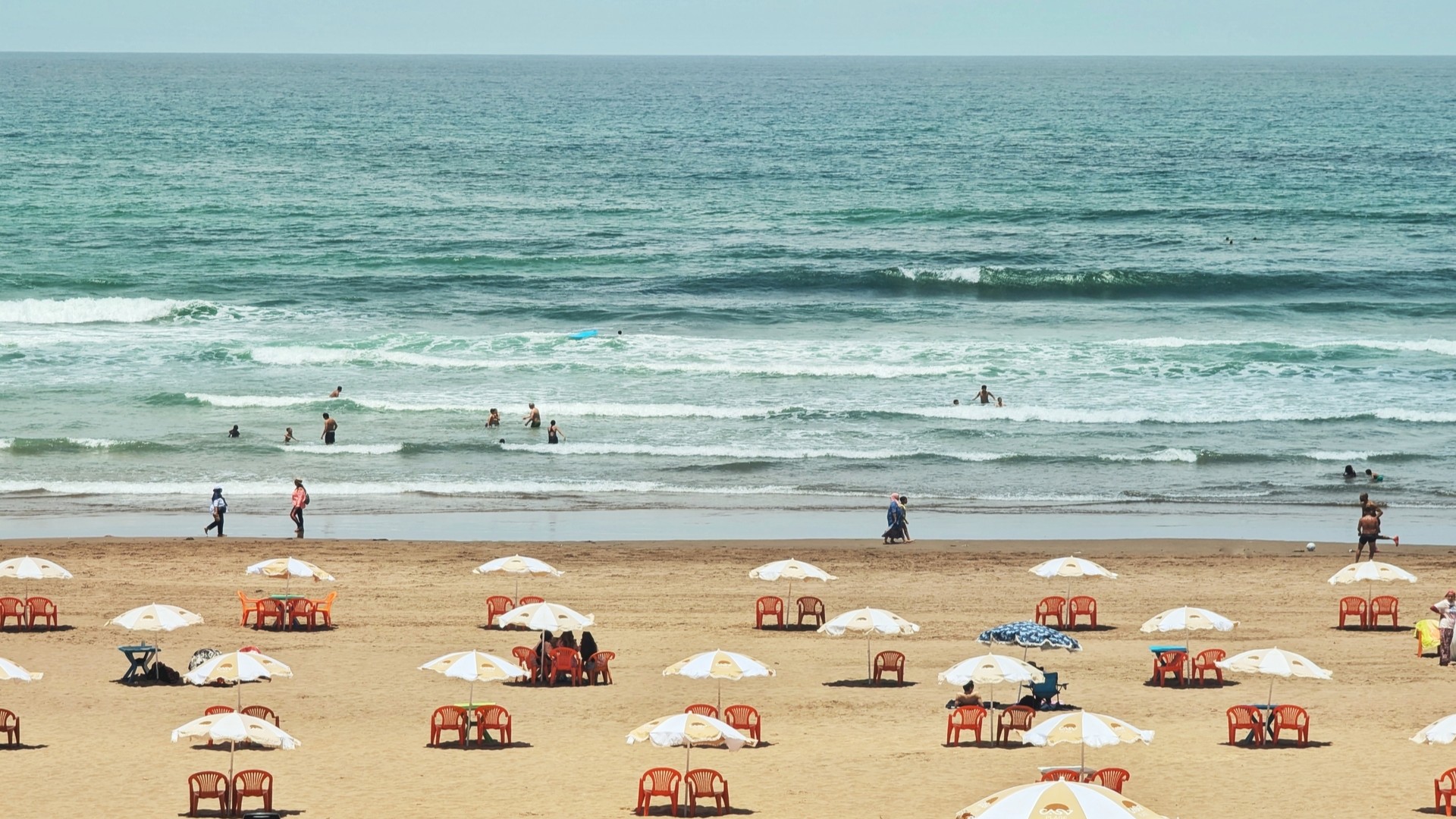Живописный пляж с разноцветными зонтиками, Касабланка.