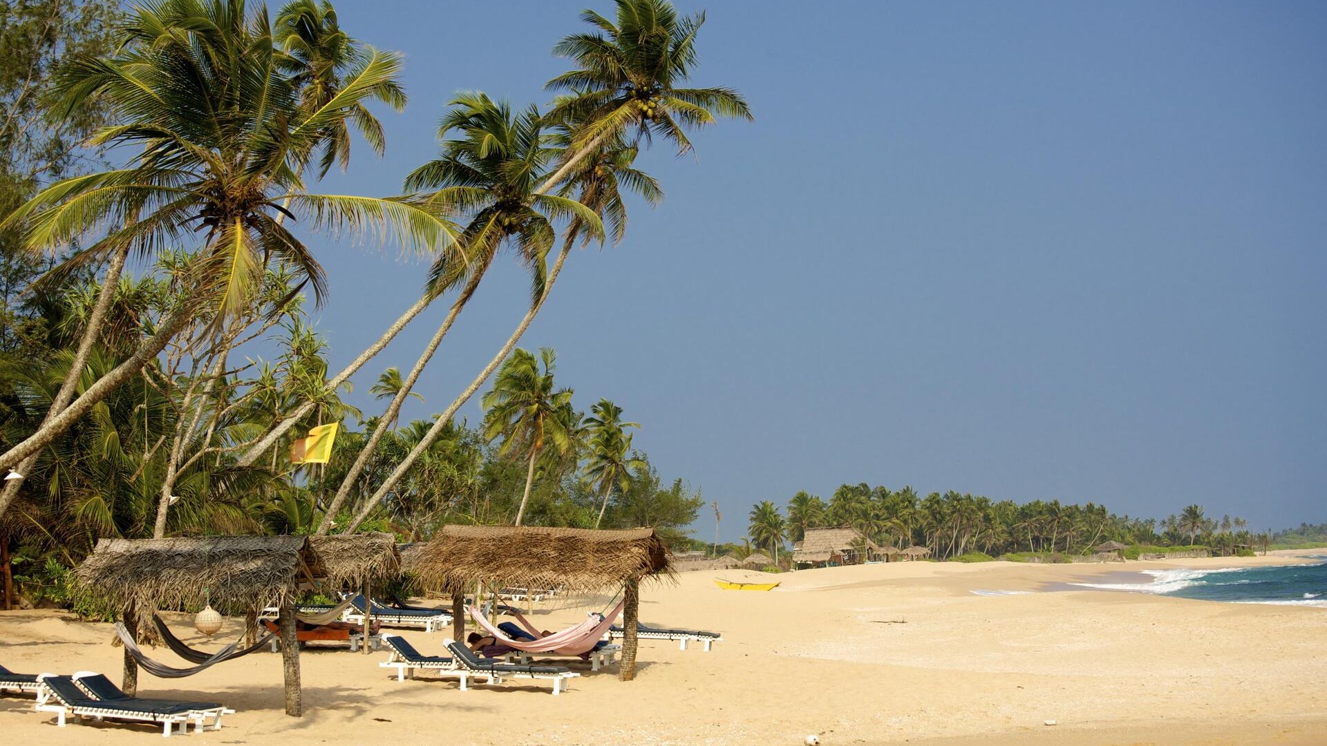 Спокойный пляж Тангалле.