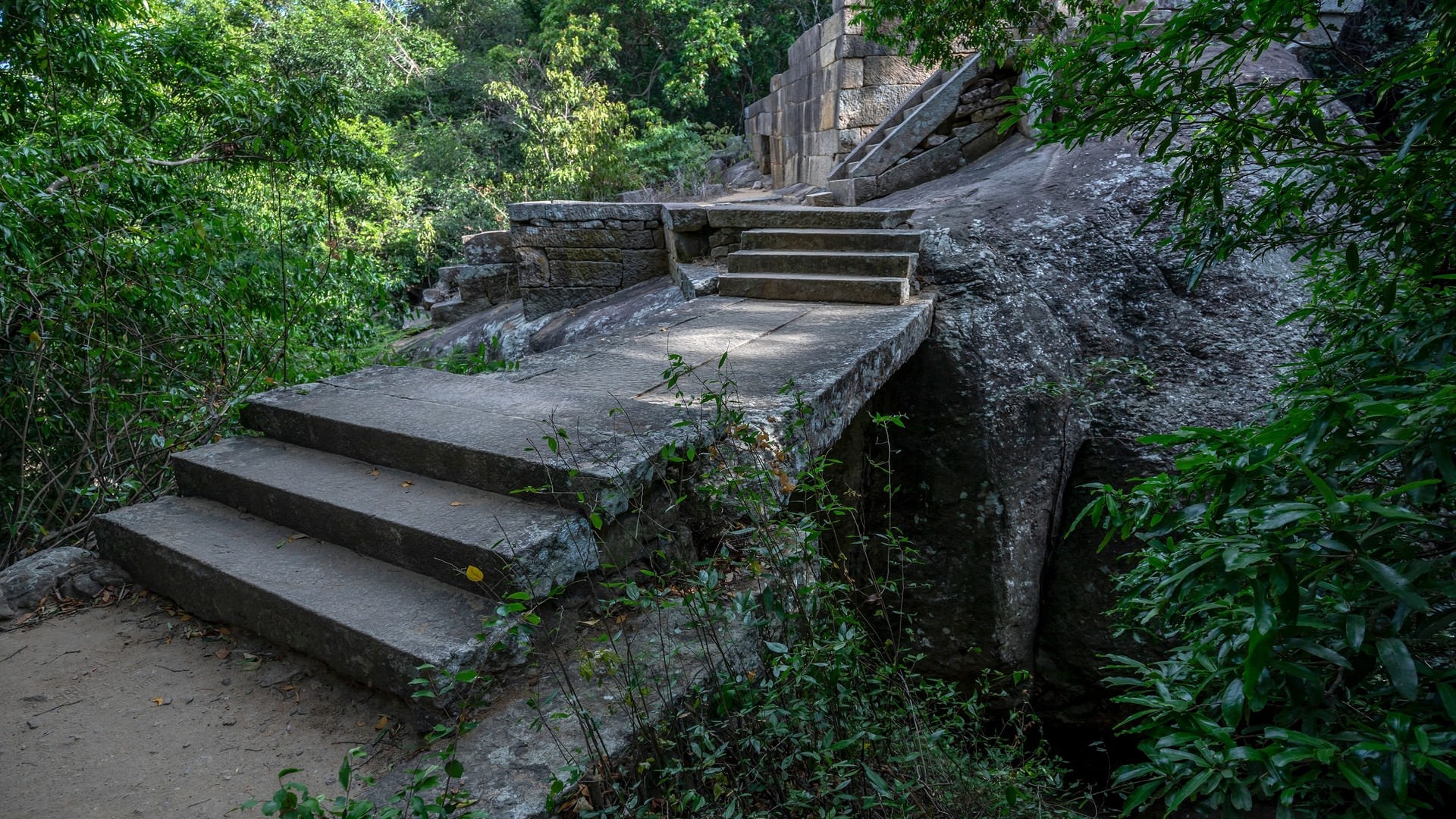 Небольшой мост в руинах древнего буддийского монастыря Ритигала.