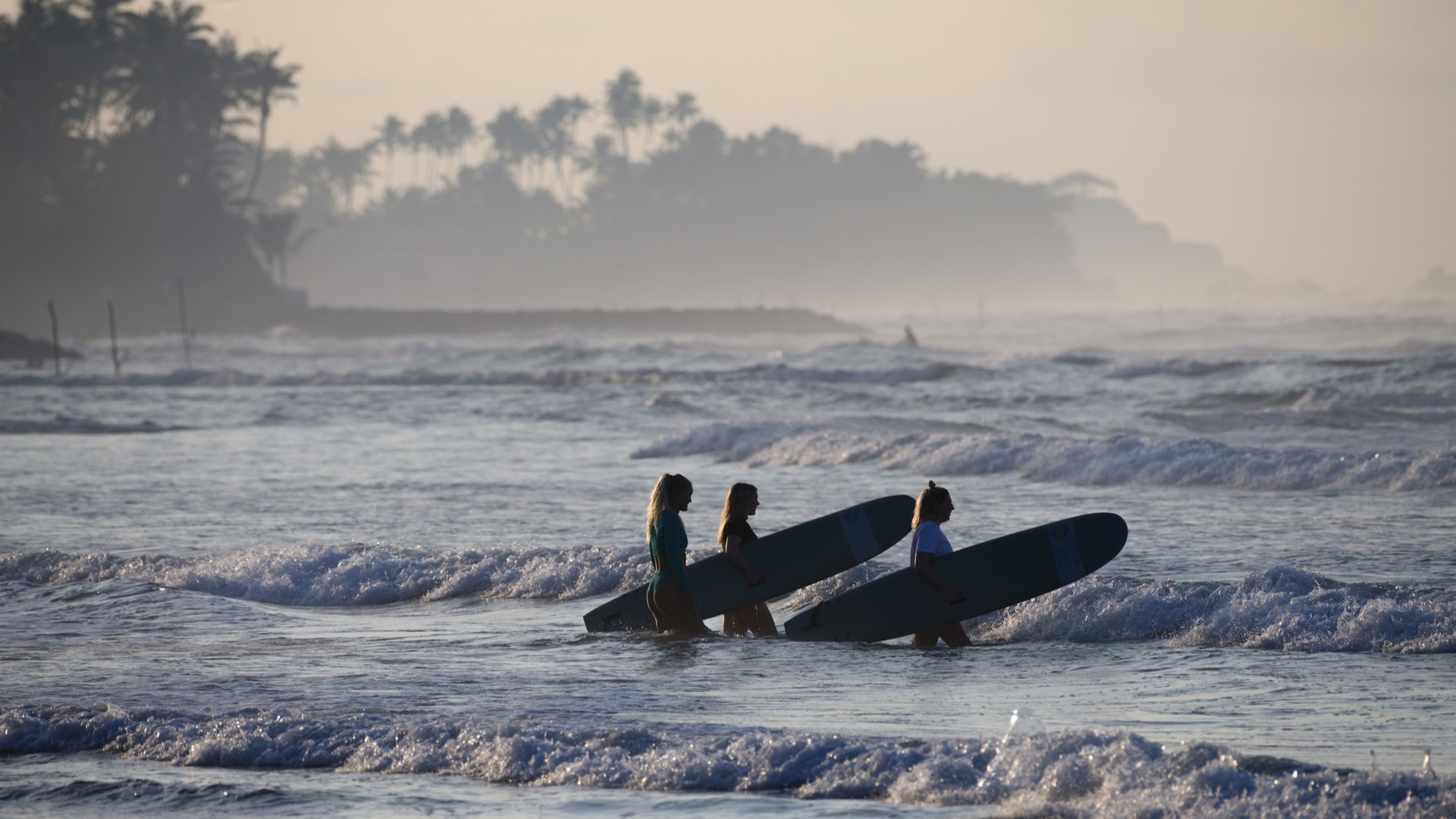 Серфингистки на Кабалане в туманное утро.