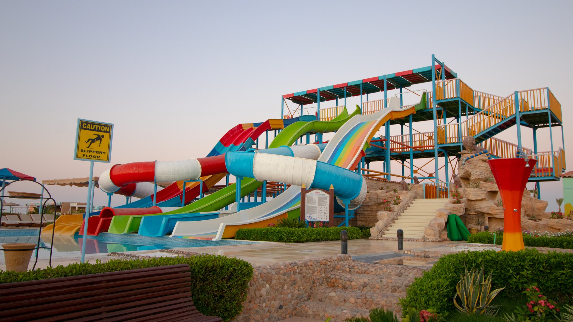 Водные горки отеля Sunrise Aqua Joy Resort.