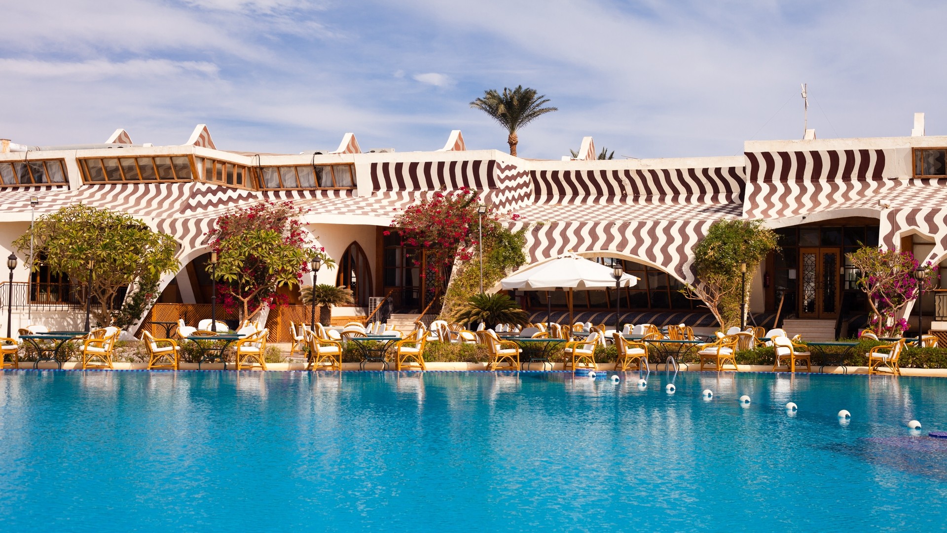 Столики у бассейна отеля Swiss Inn Resort Dahab.