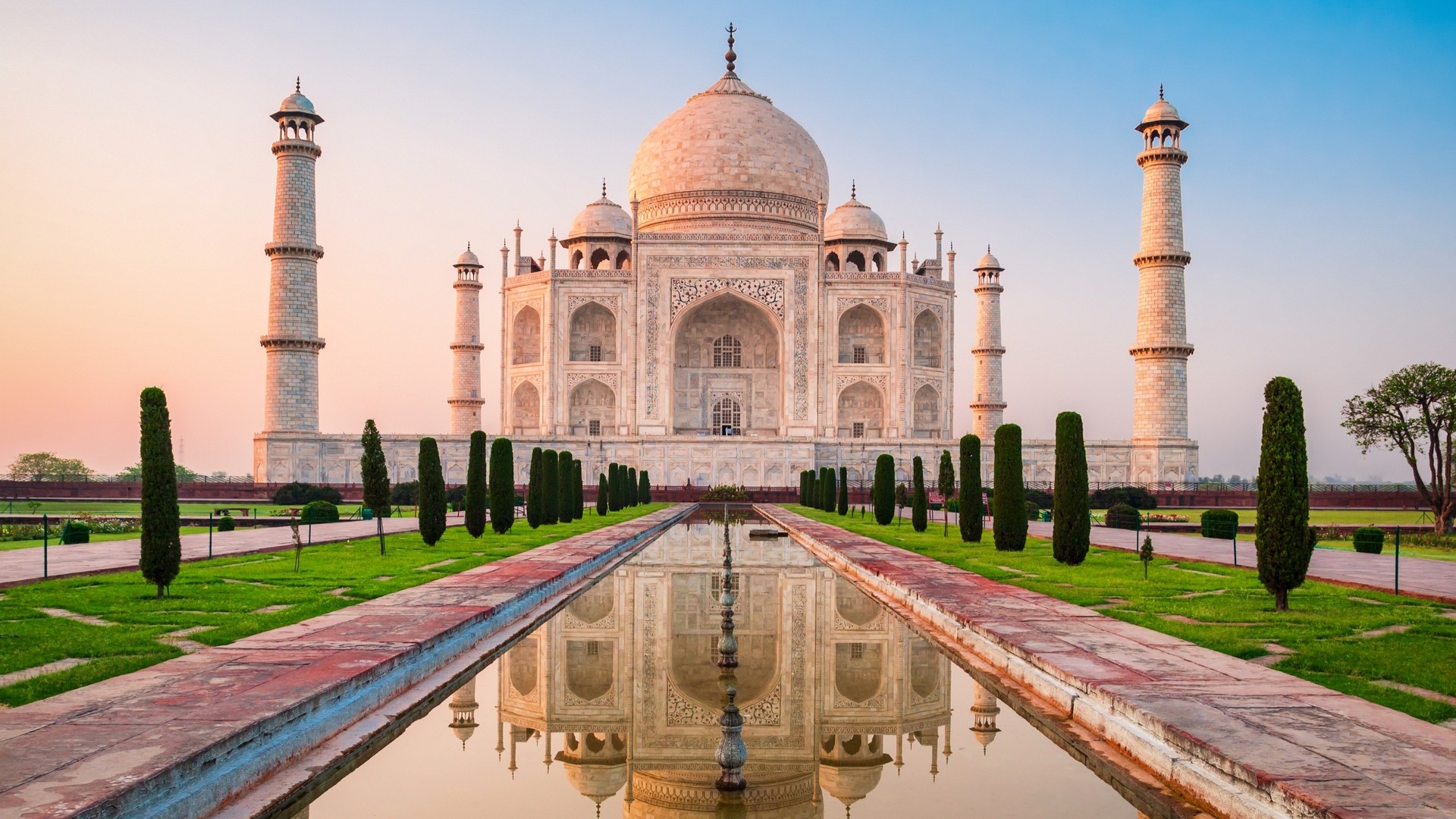 Знаменитый Тадж-Махал на берегу реки Ямуна в городе Агра, штат Уттар-Прадеш.