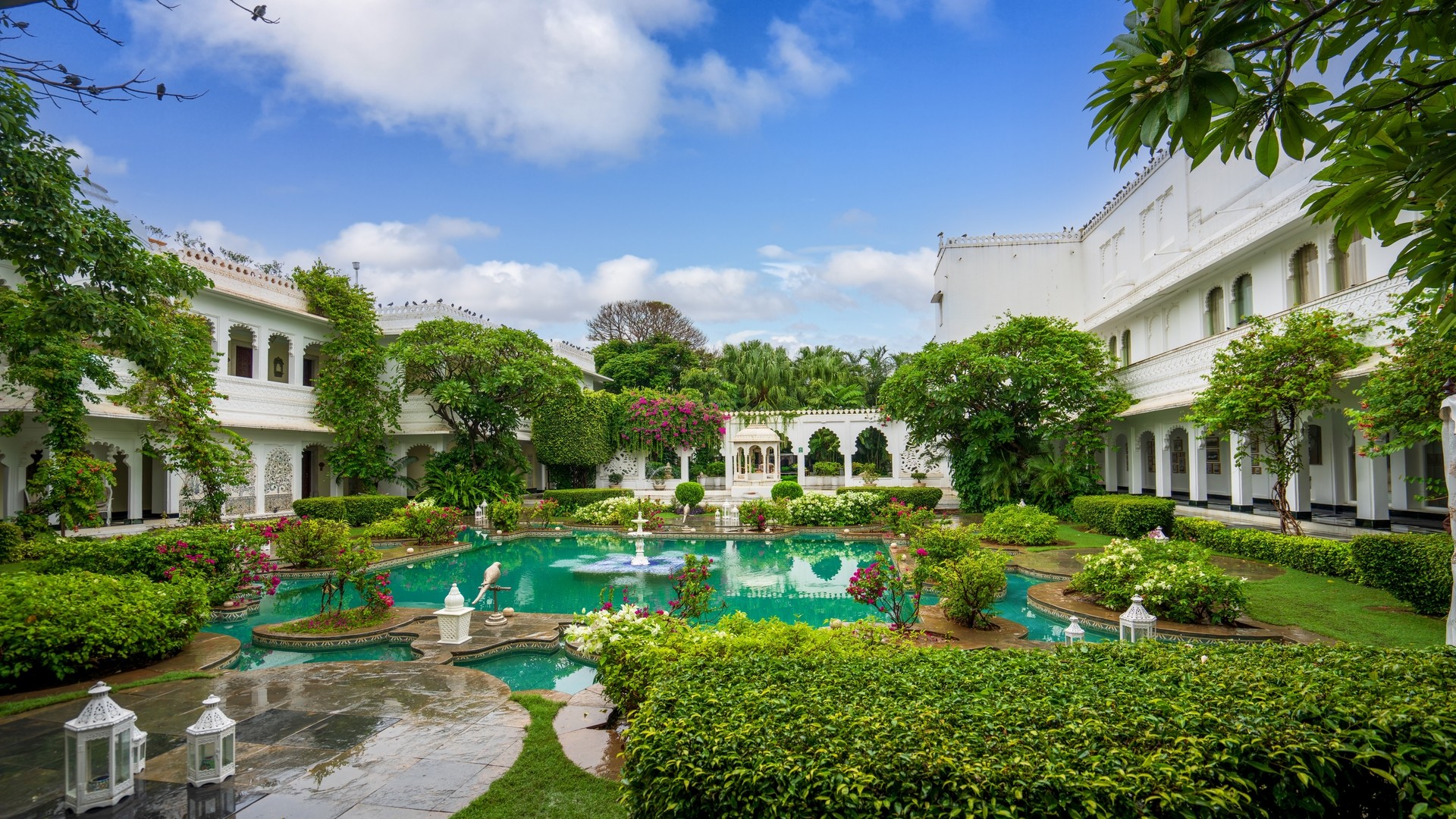 Внутренний двор отеля Taj Lake Palace на озере Пичола.