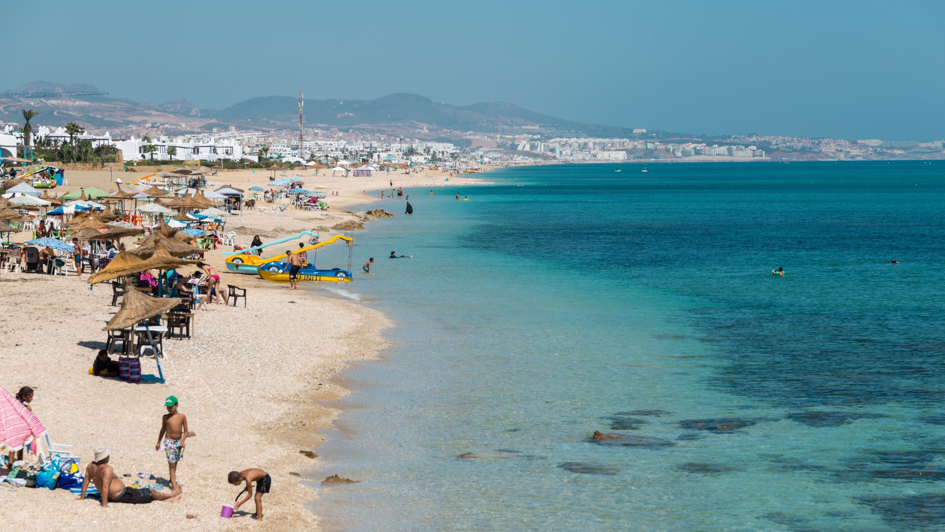 Люди на пляже Тамуда-Бей.