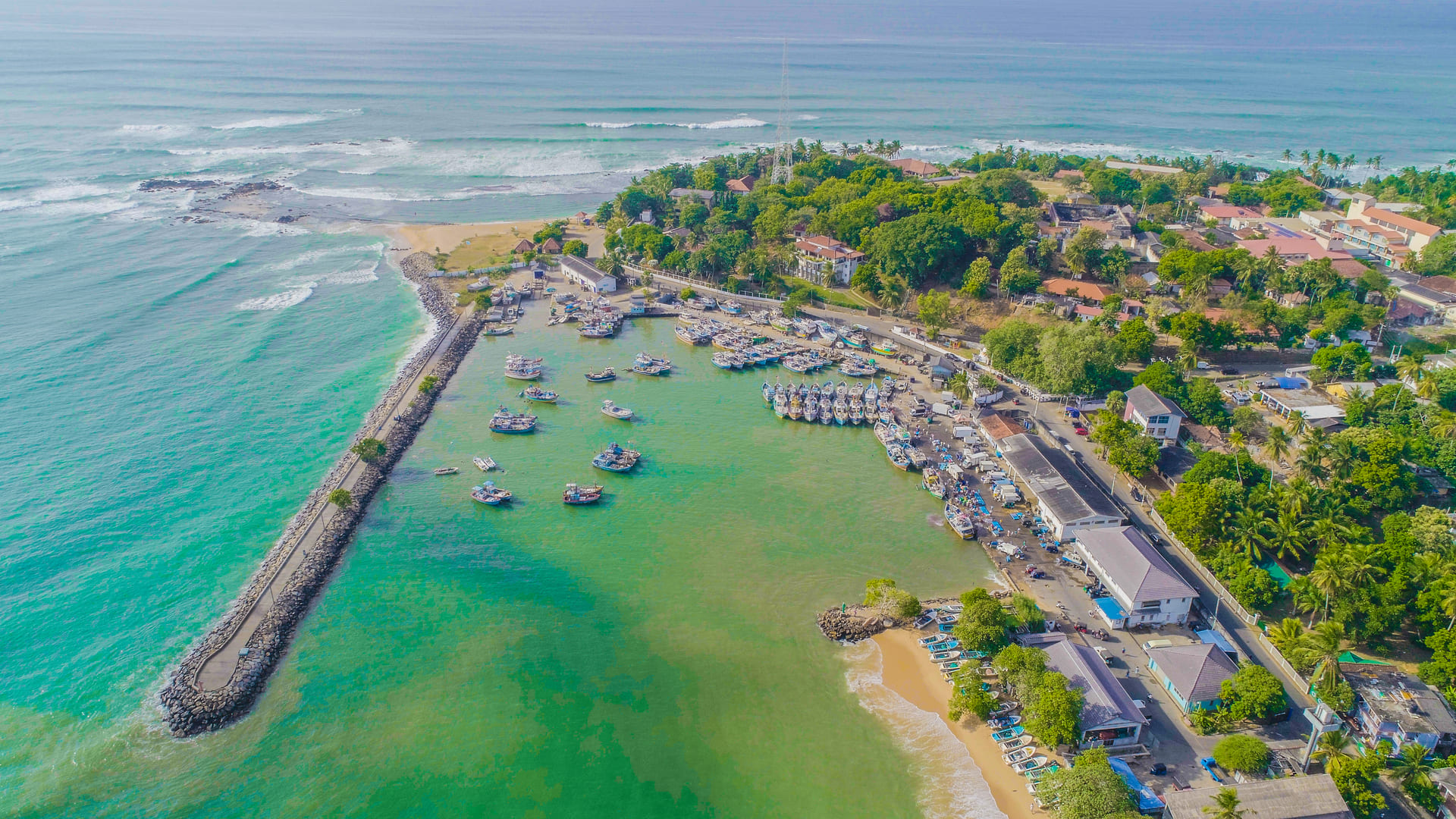 Вид с воздуха на небольшую гавань, Тангалле.