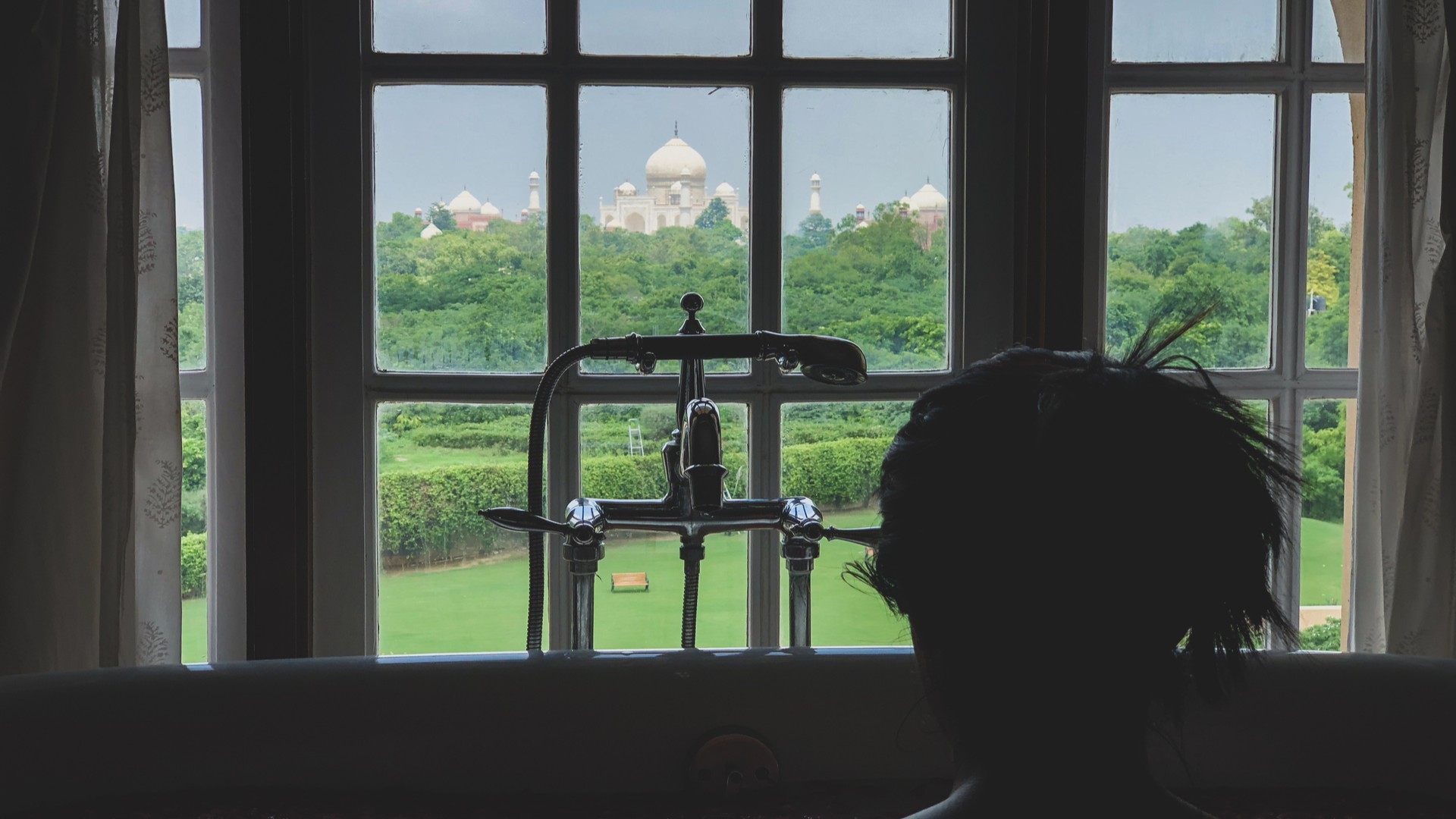 Вид на Тадж Махал из окна отеля The Oberoi Amarvilas.