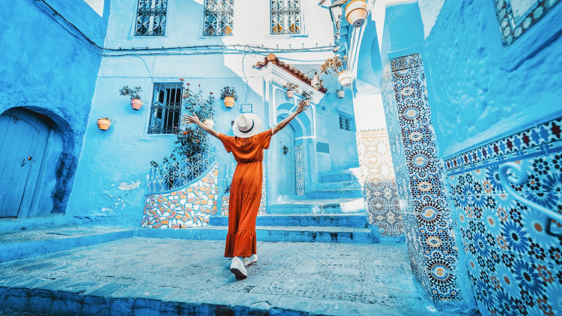 Туристка посещает «голубой город» Шефшауэн.