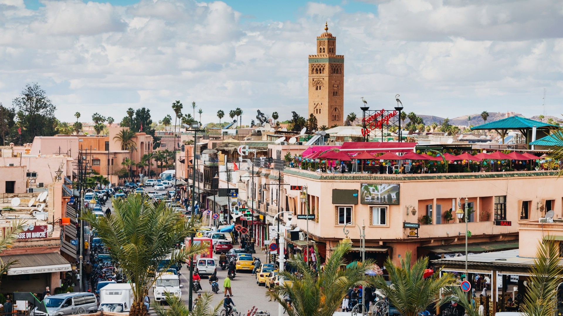 Вид на улицу с движением и мечеть Кутубия, Марракеш.