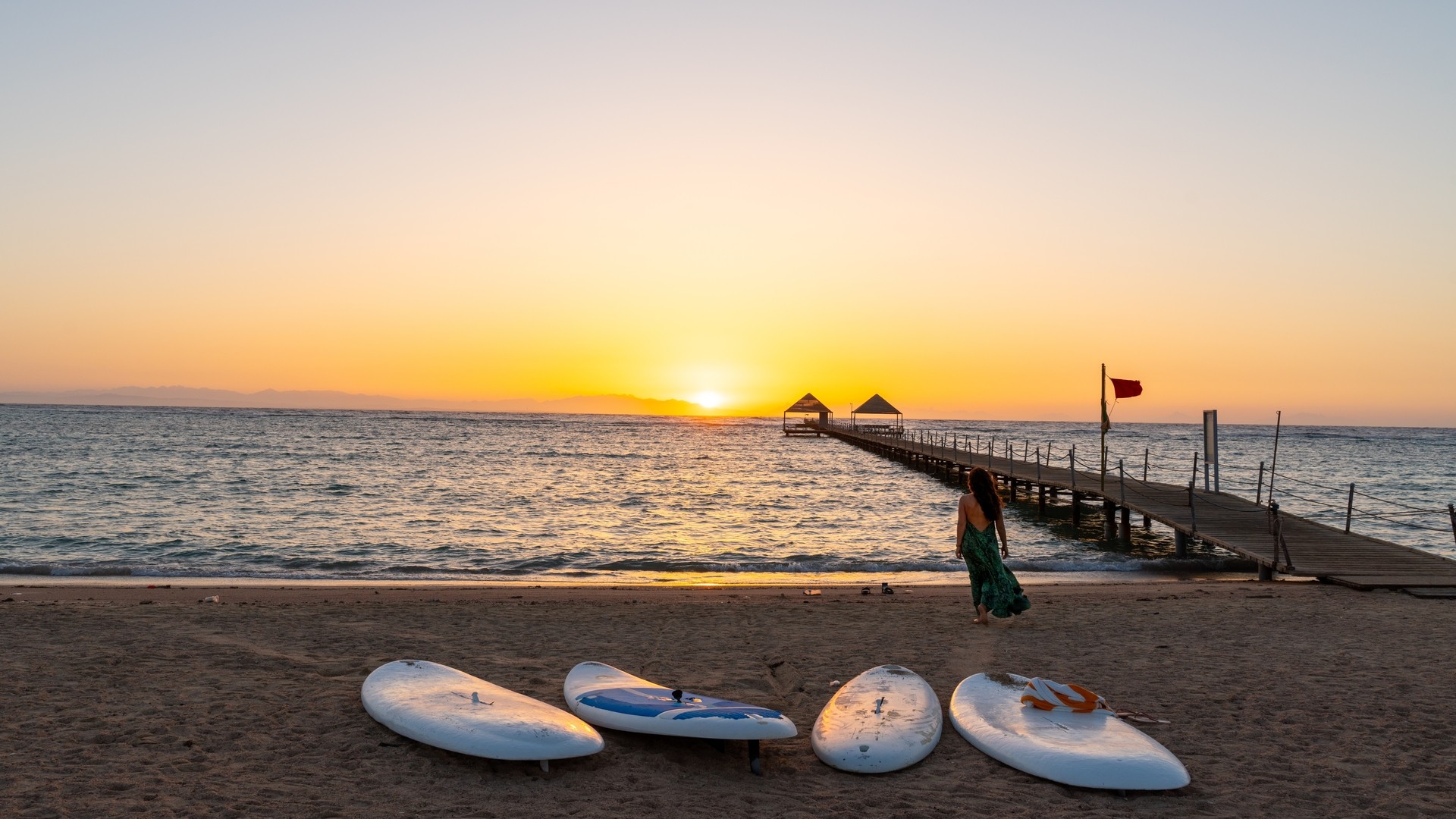 Волшебное солнце над красным морем в заливе Набк.