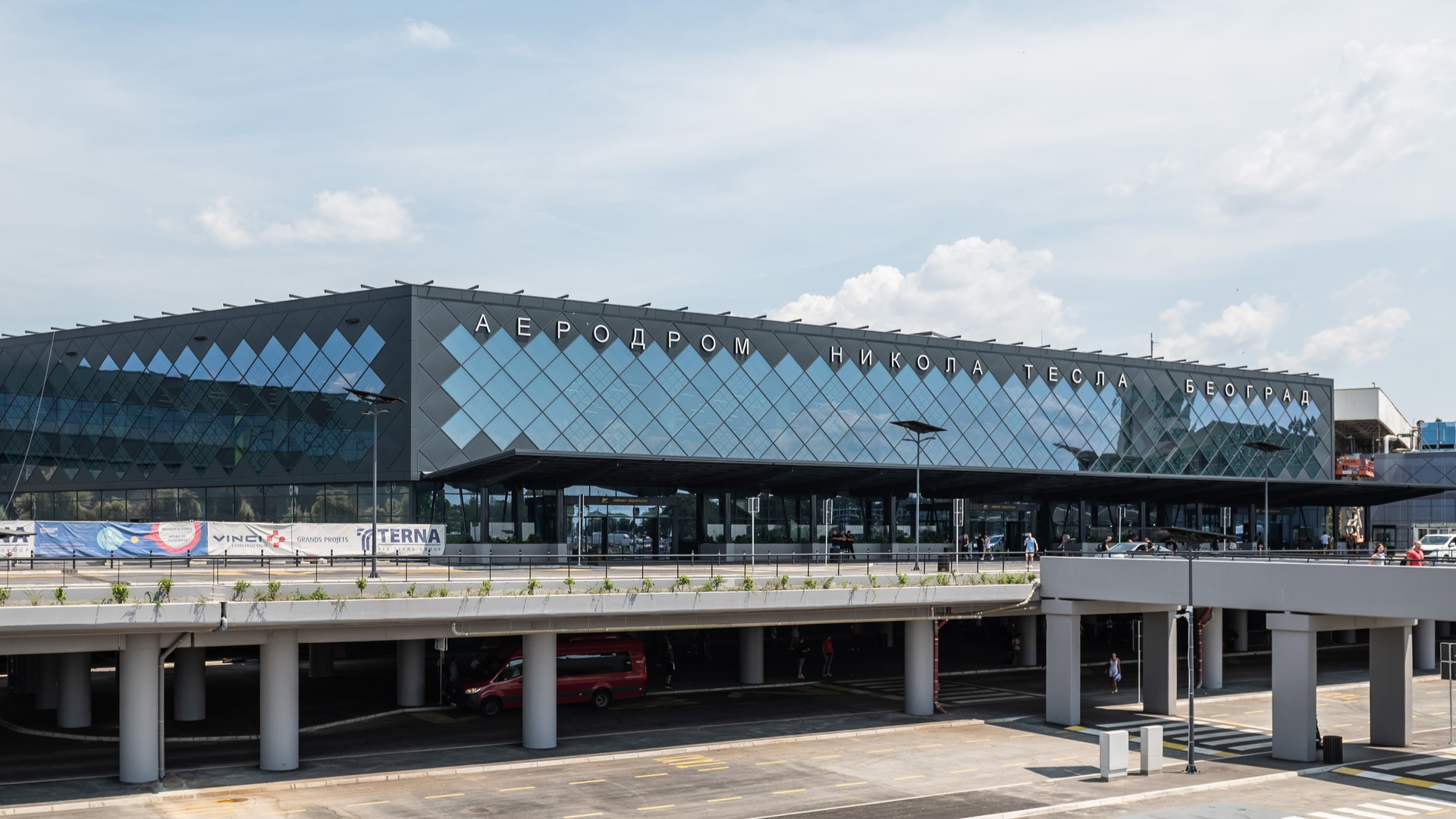 Внешний вид аэропорта имени Николы Теслы в Белграде.