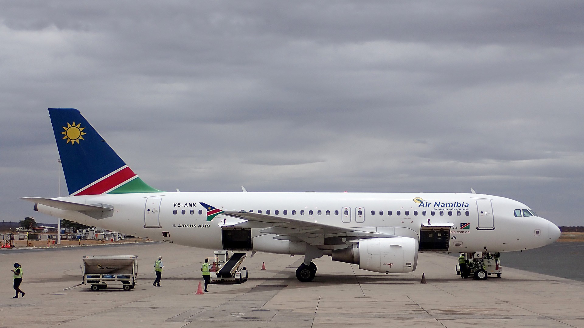 Самолет авиакомпании Air Namibia в аэропорту Виндхука, Намибия.