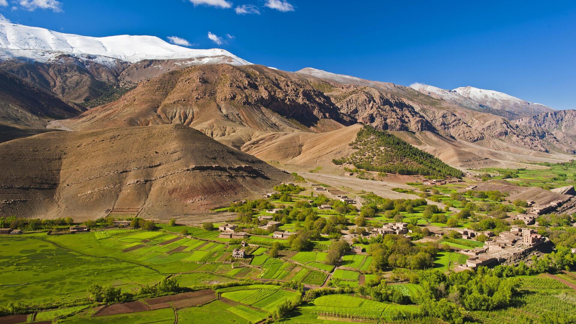 Поля и небольшое поселение в долине Айт-Бугемез, Высокий Атлас, Марокко.