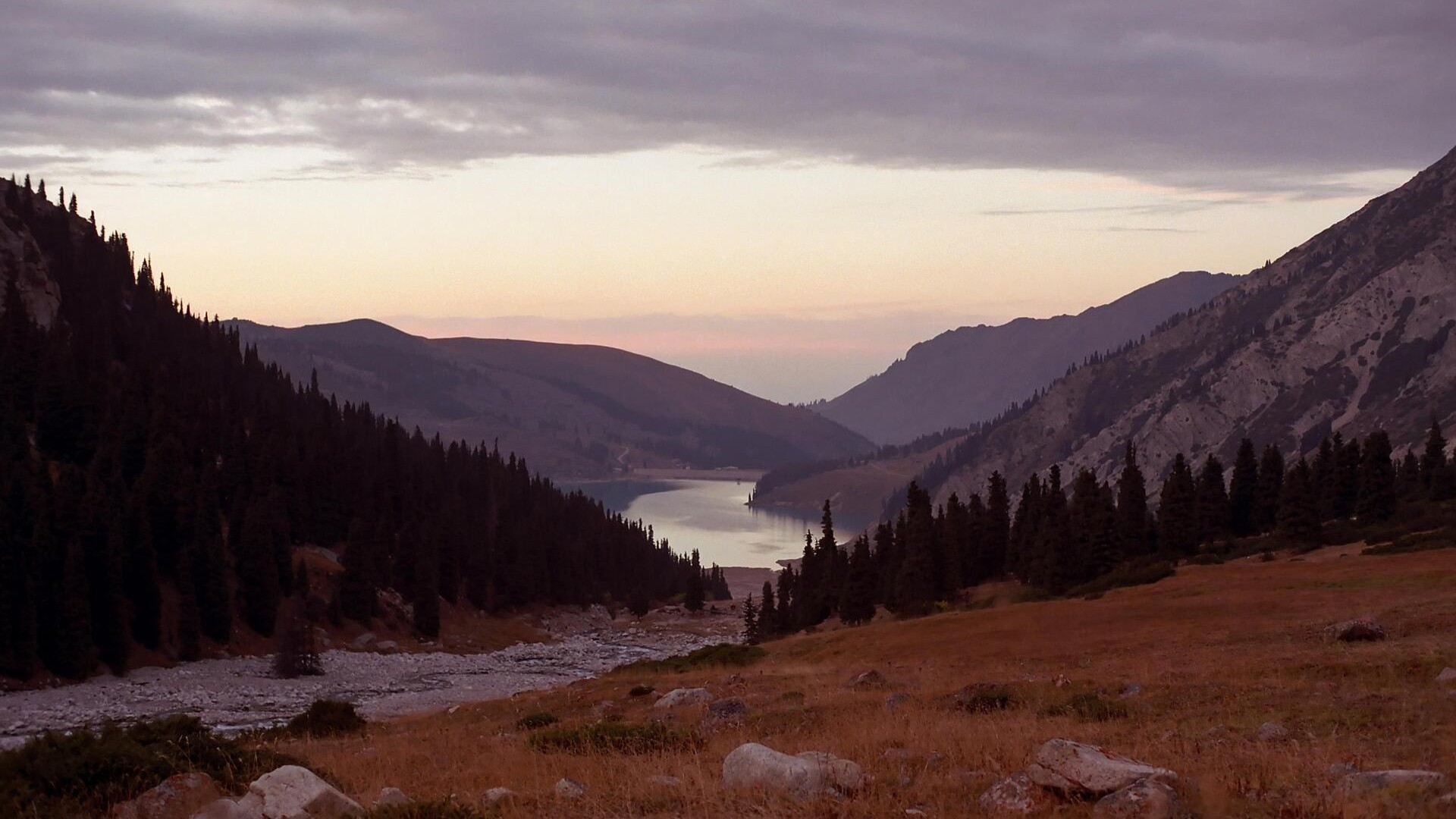 Дорога к Большому Алматинскому озеру, Иле-Алатауский национальный парк.