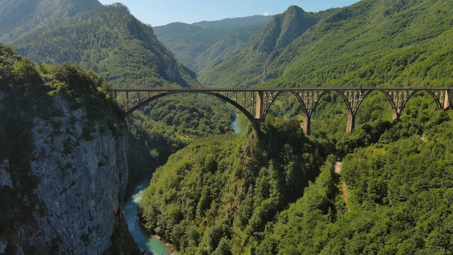 Арочный мост Джурджевича через реку Тара в северной Черногории.