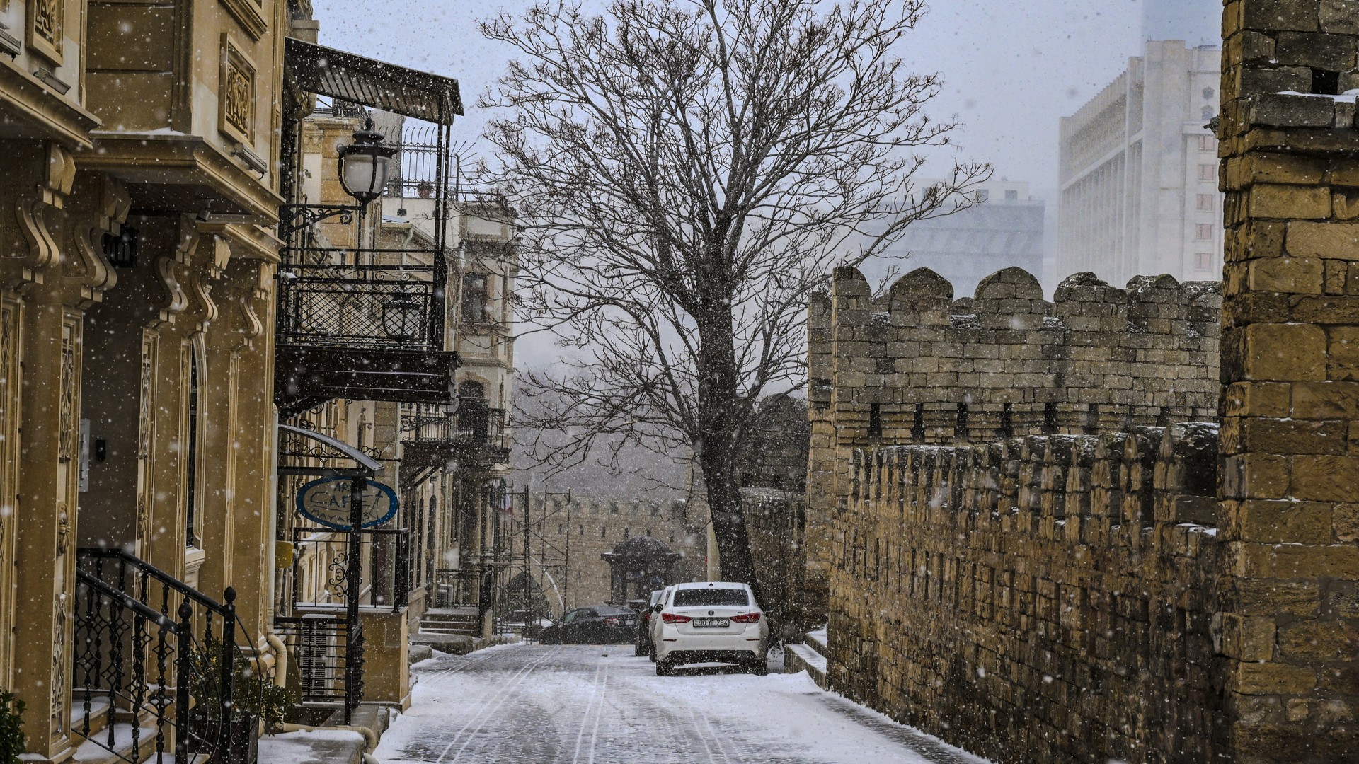 Заснеженный пейзаж Баку.