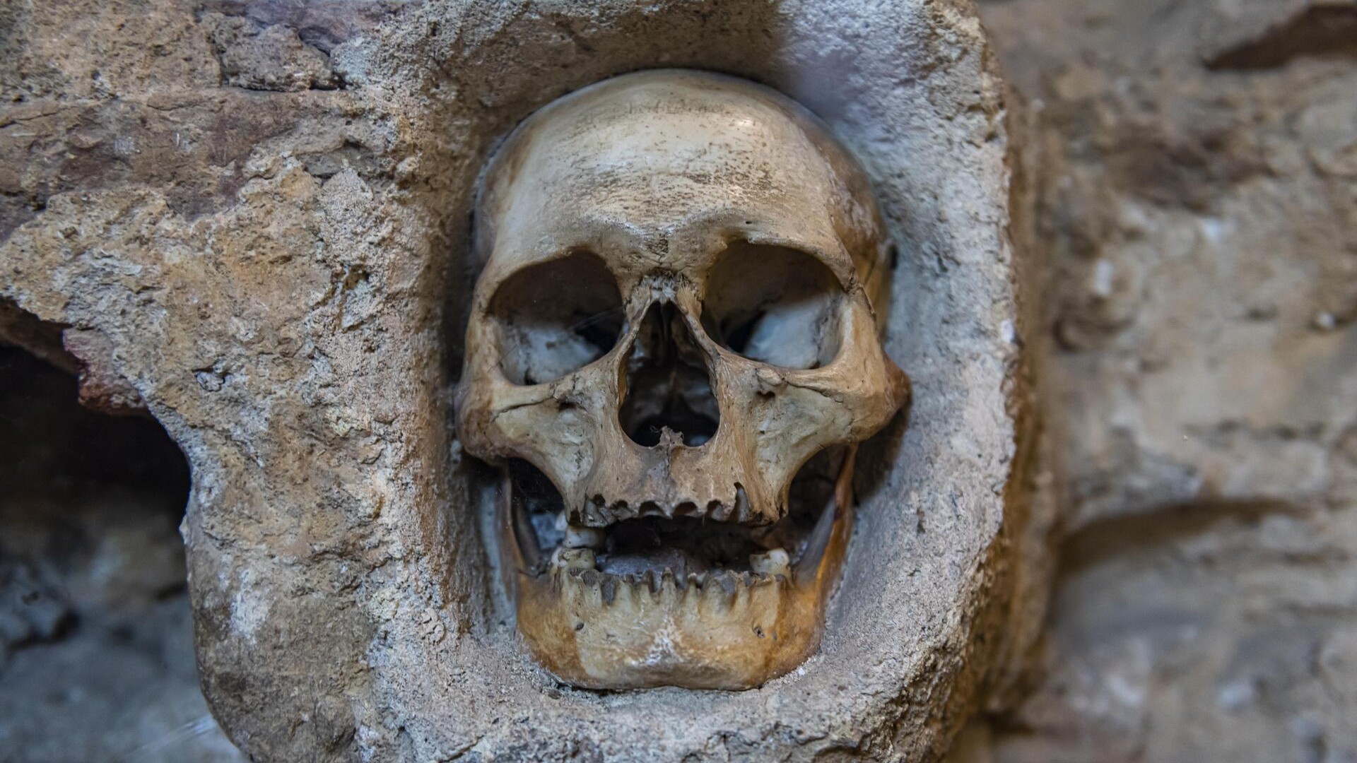 Каменное сооружение со вкраплениями человеческих черепов, Башня Черепов.