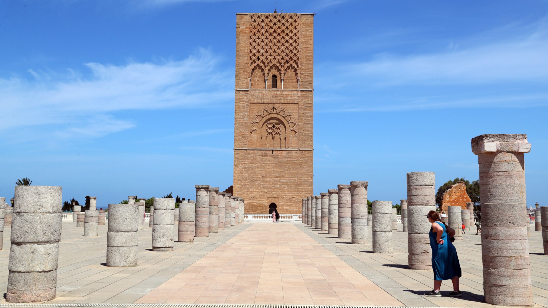 Туристы осматривают окрестности башни Хасана в Рабате.