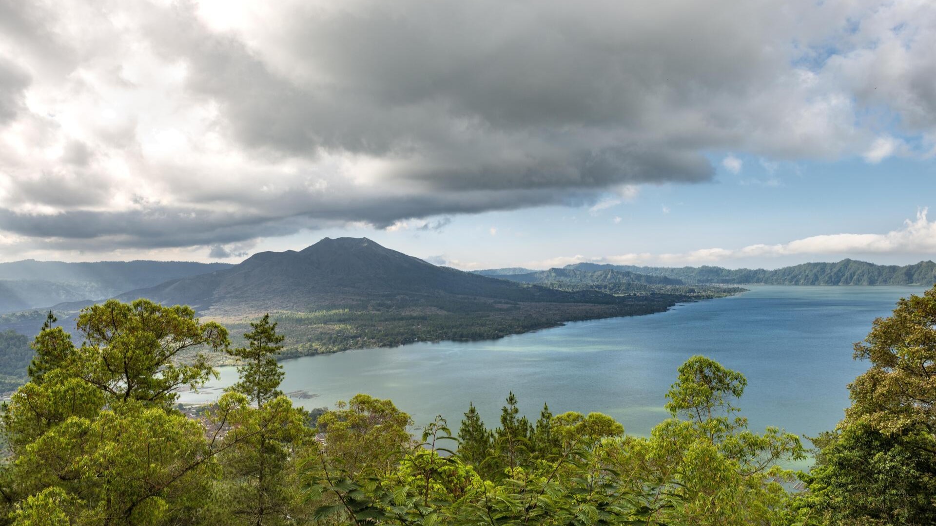Вулкан Батур и озеро Батур, Бали.