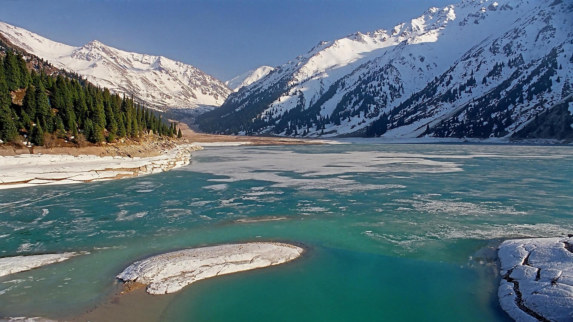 Большое Алматинское озеро, Казахстан.