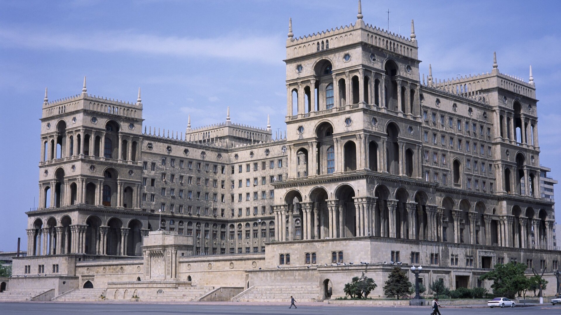 Фасад Дома правительства в Баку.