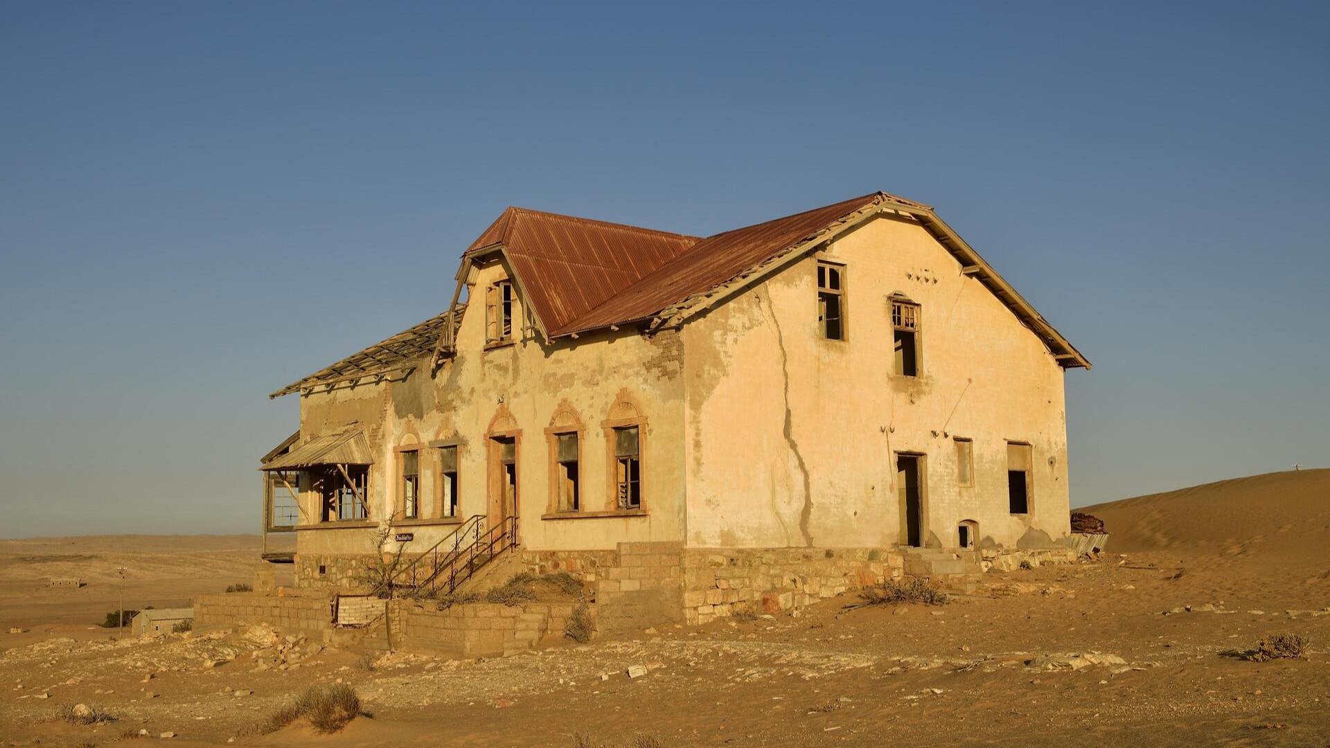 Разрушающийся дом бывшего алмазного города Колманскоп.
