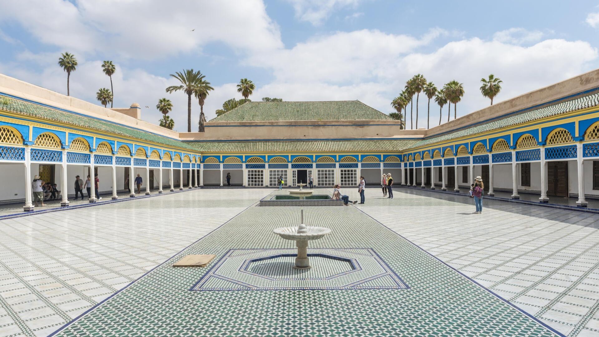 Изысканный внутренний двор с колоннами и фонтаном, дворец Бахия, Марракеш.