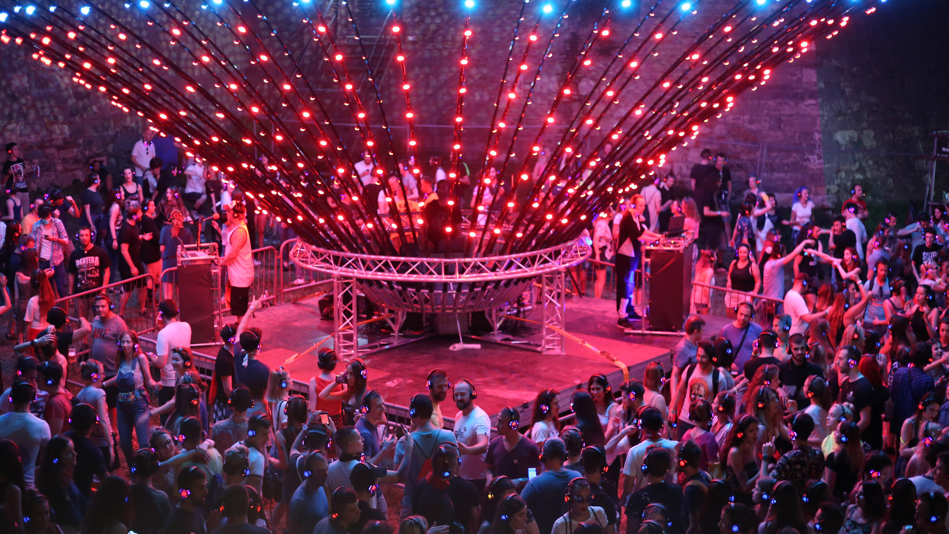 Зрители наслаждаются выступлением на фестивале EXIT в Нови-Саде, Сербия.