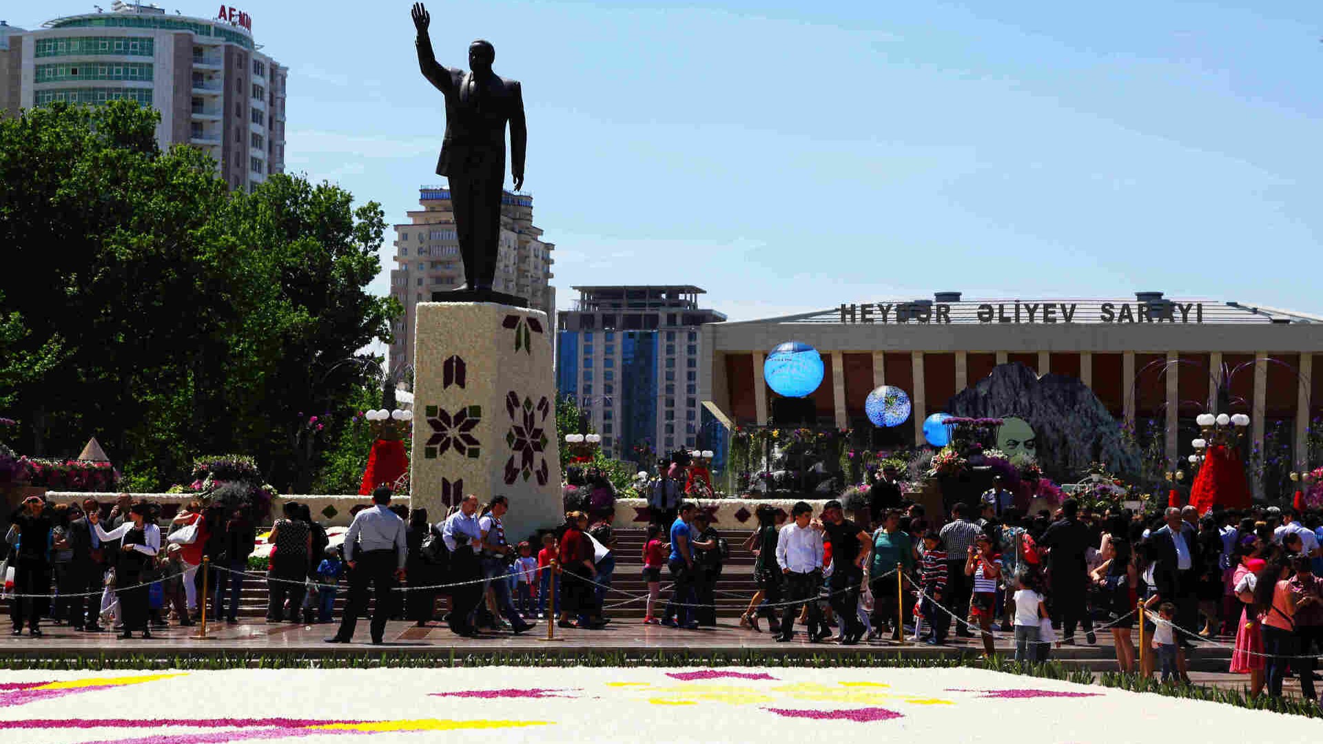 Фестиваль цветов в парке в центре Баку.