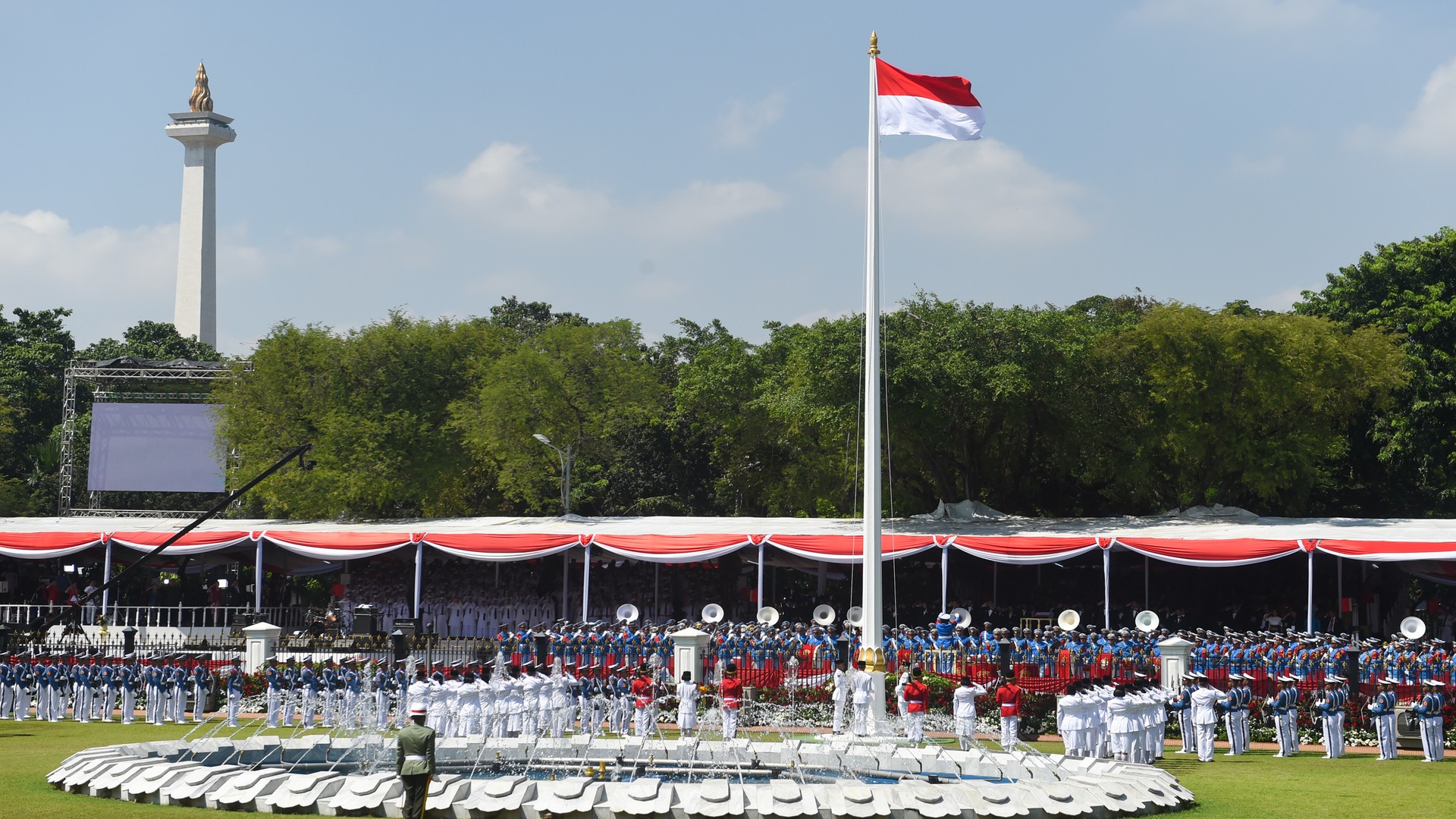 Церемония поднятия флага в честь Дня независимости Индонезии в Джакарте.