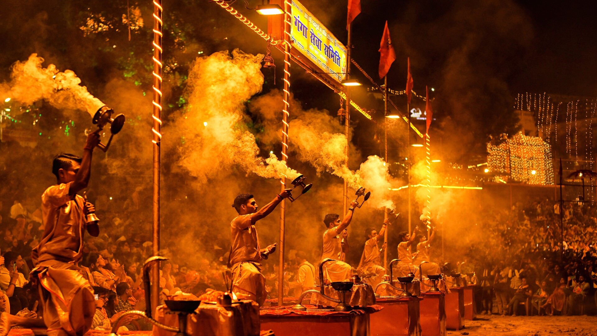 Индуистские священники совершают вечернюю молитву «Аарати» на Асси Гхате во время Ганга Арати.