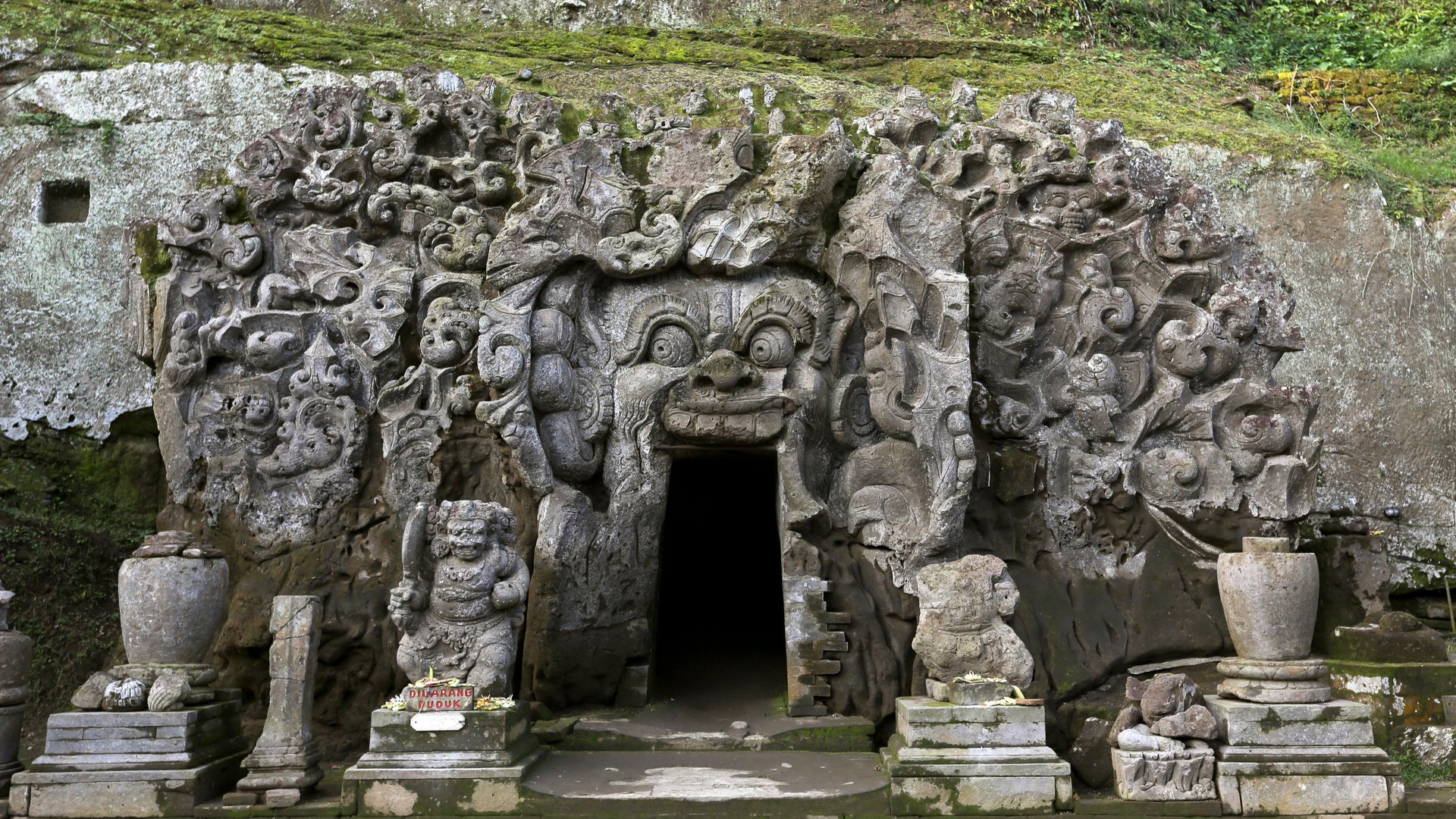 Храм Гоа Гаджа, также известная как слоновья пещера, остров Бали.