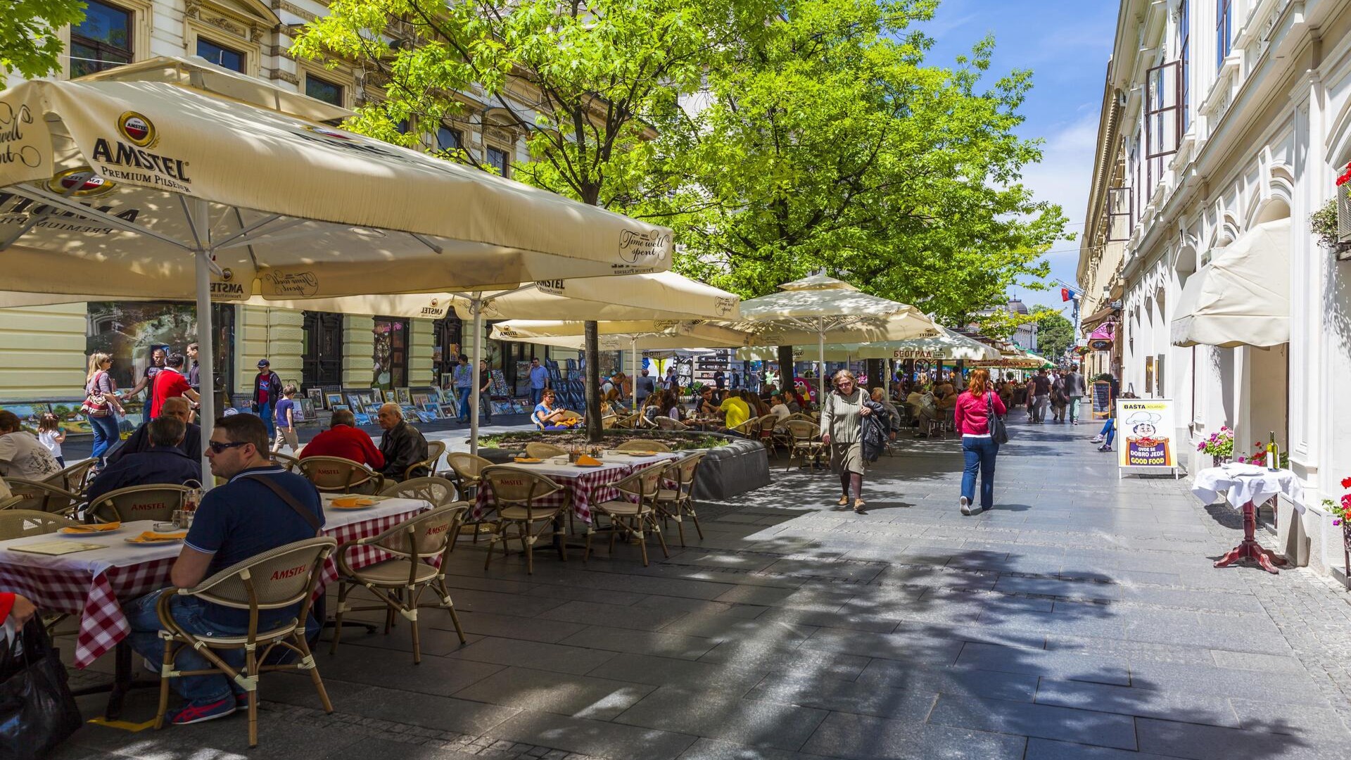 Тротуарные кафе, эксклюзивная торговая улица Кнез Михайлова, Белград.