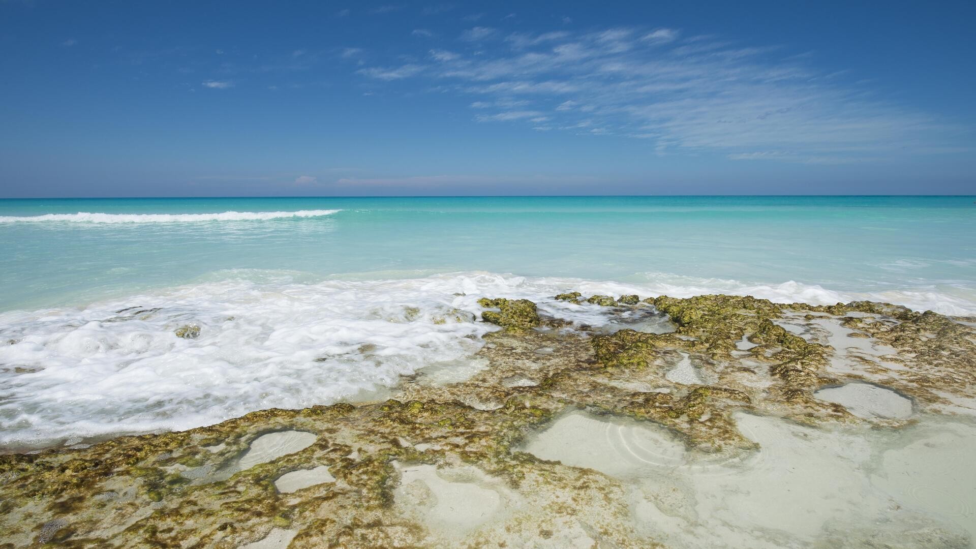Бирюзовая вода на пляже, Атлантический океан, Кайо-Санта-Мария, Куба.
