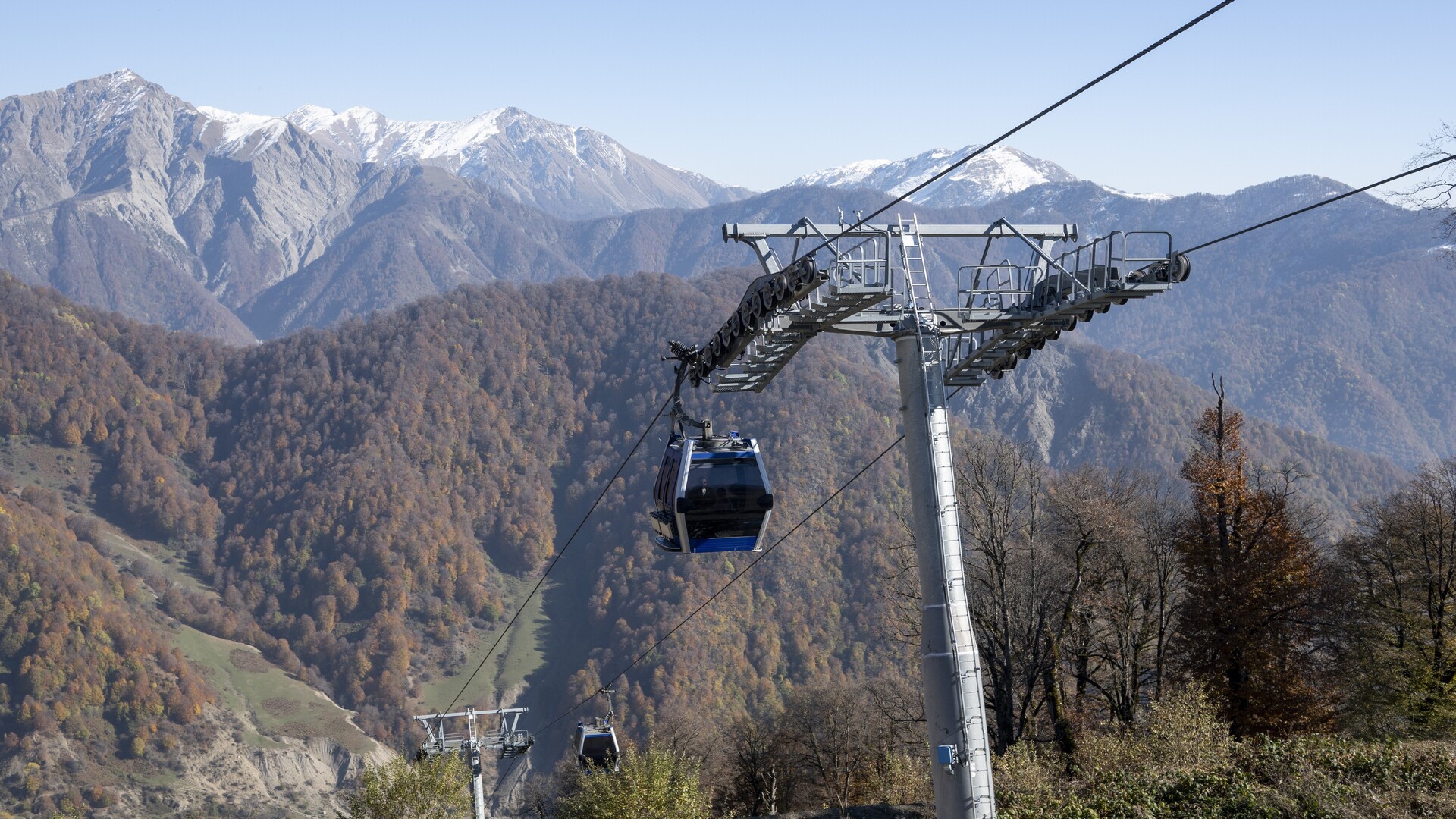 Канатная дорога Туфандаг на фоне гор Большого Кавказа.