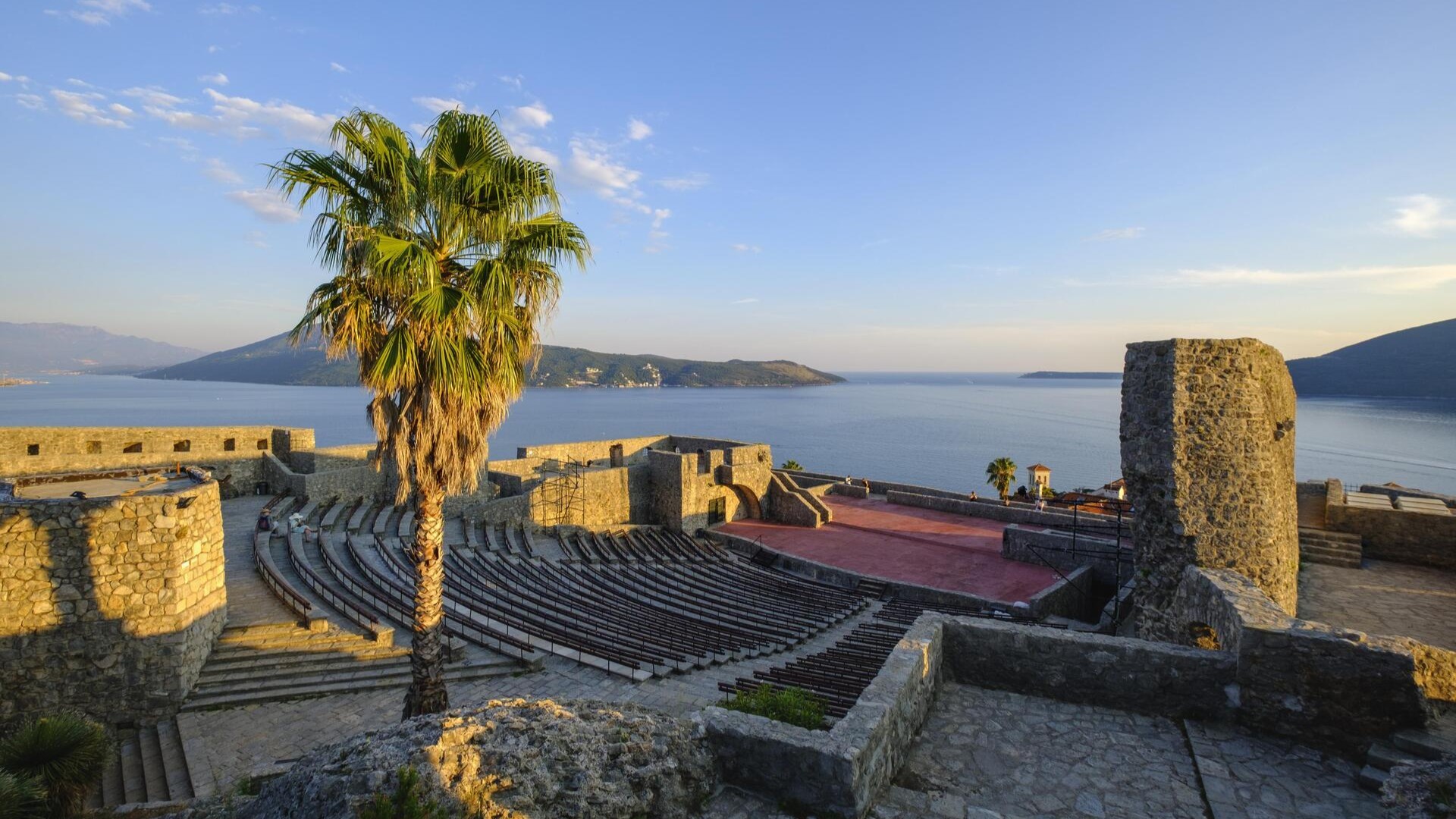 Эстрада под открытым небом в крепости Канли-Кула, Герцег-Нови.