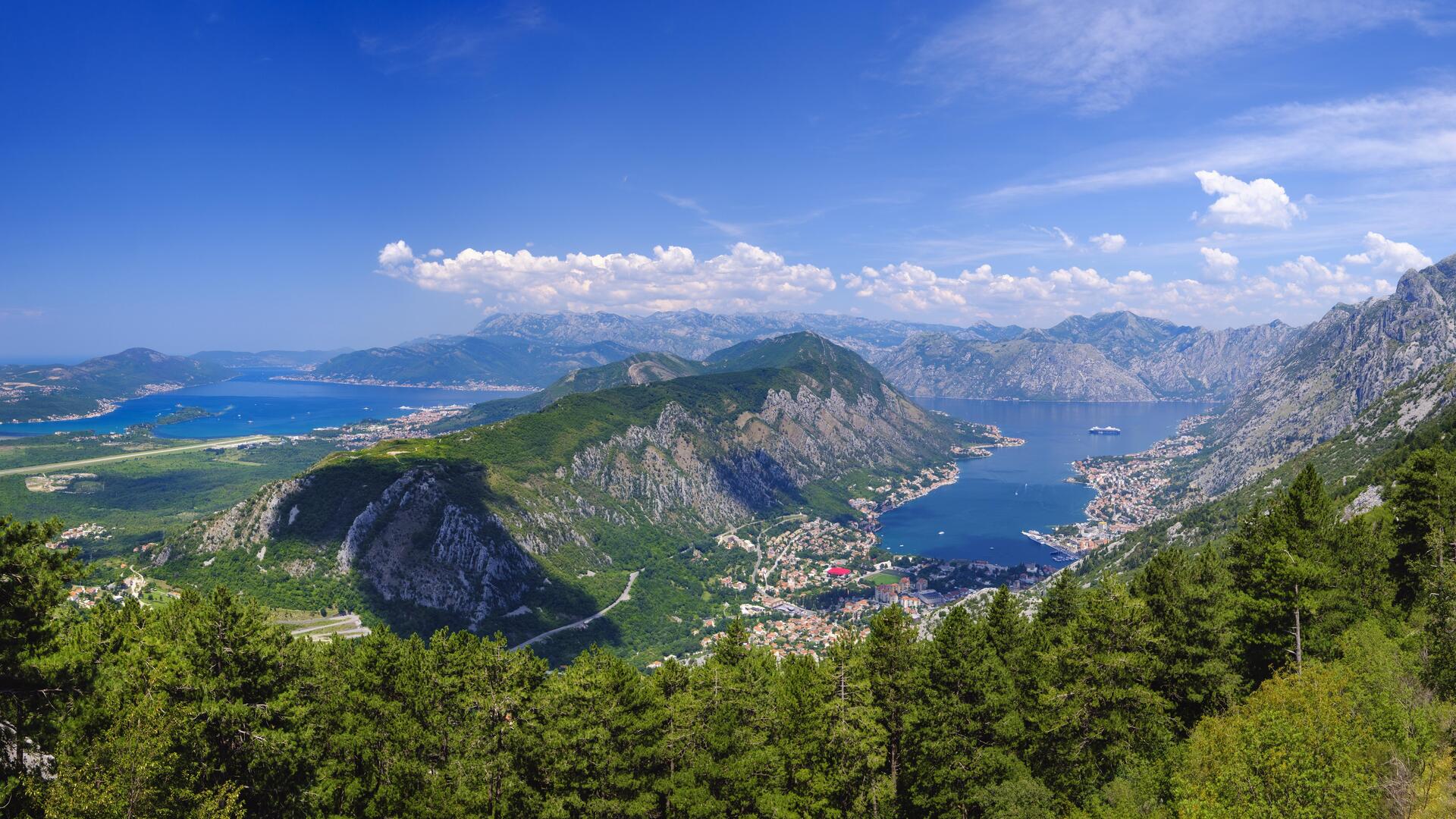 Которский залив с полуостровом Врмац, недалеко от Котора, Черногория.