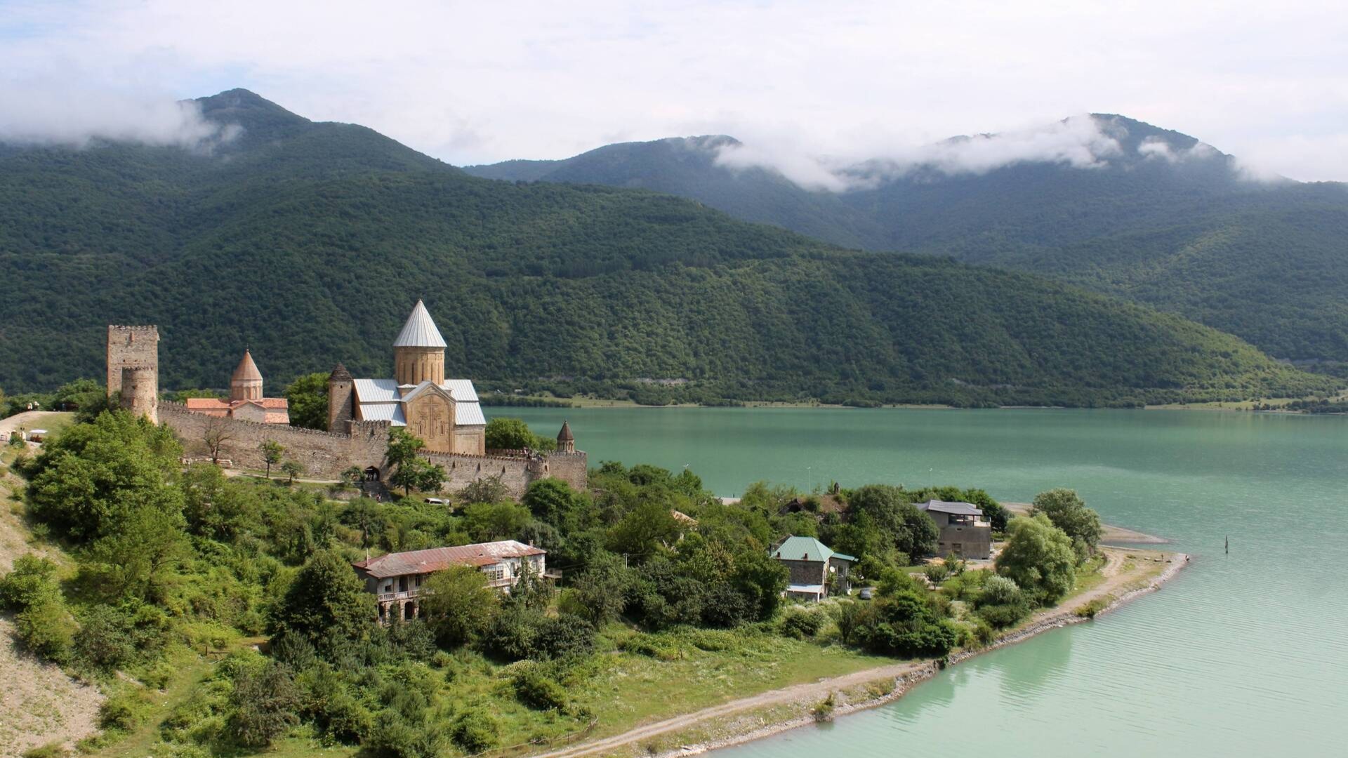 Крепость Ананури и Жинвальское водохранилище.