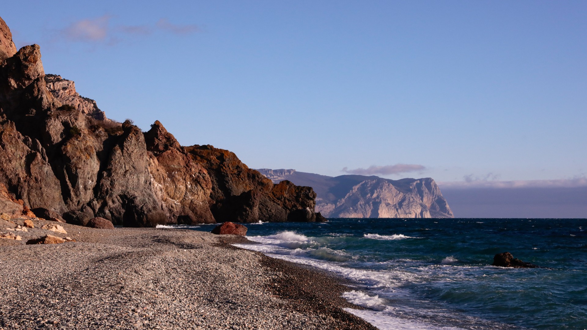 Галечный пляж Джаспер недалеко от мыса Фиолент, Крым, Россия.